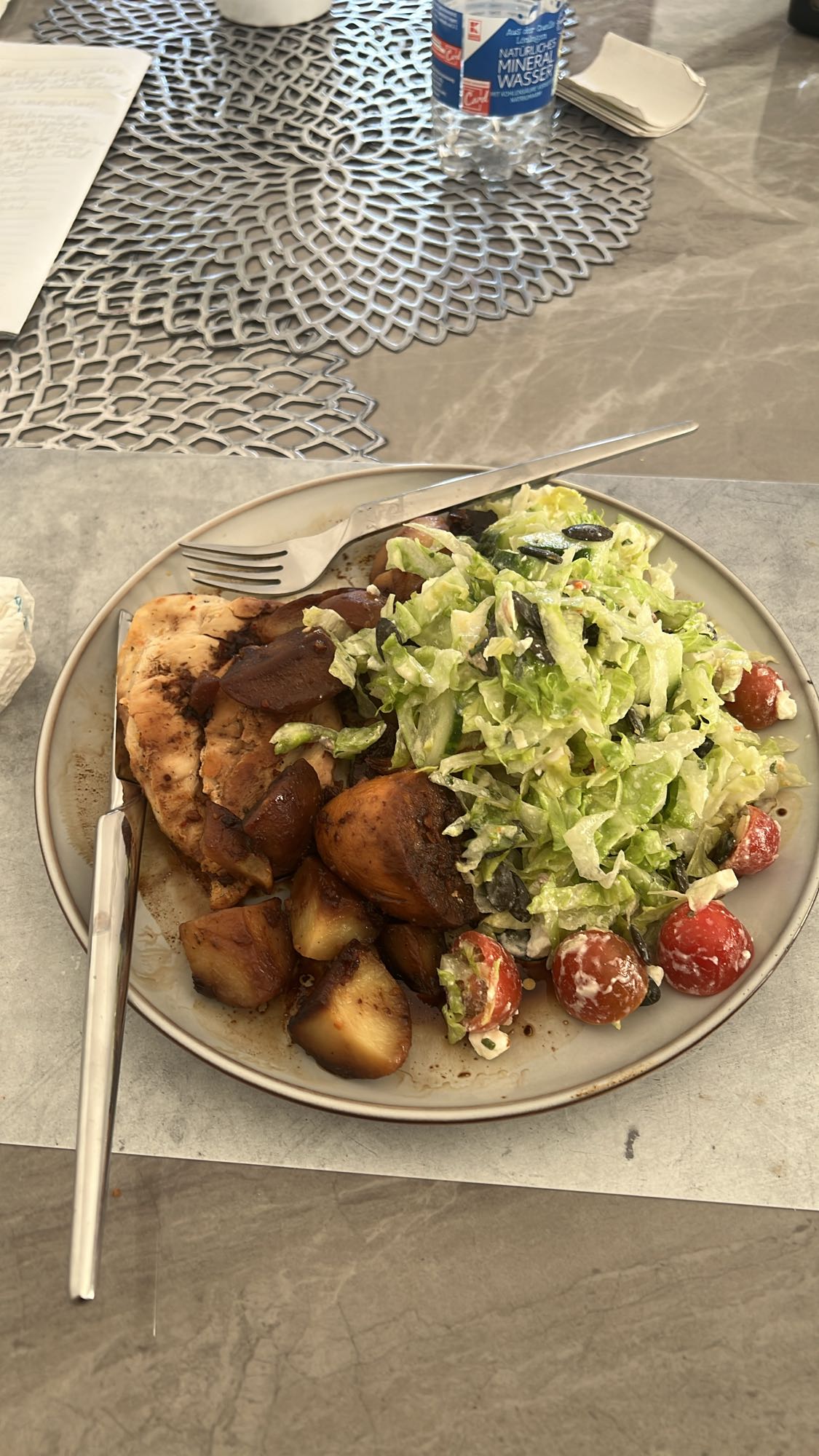 Hähnchen mit Kartoffeln und Salat