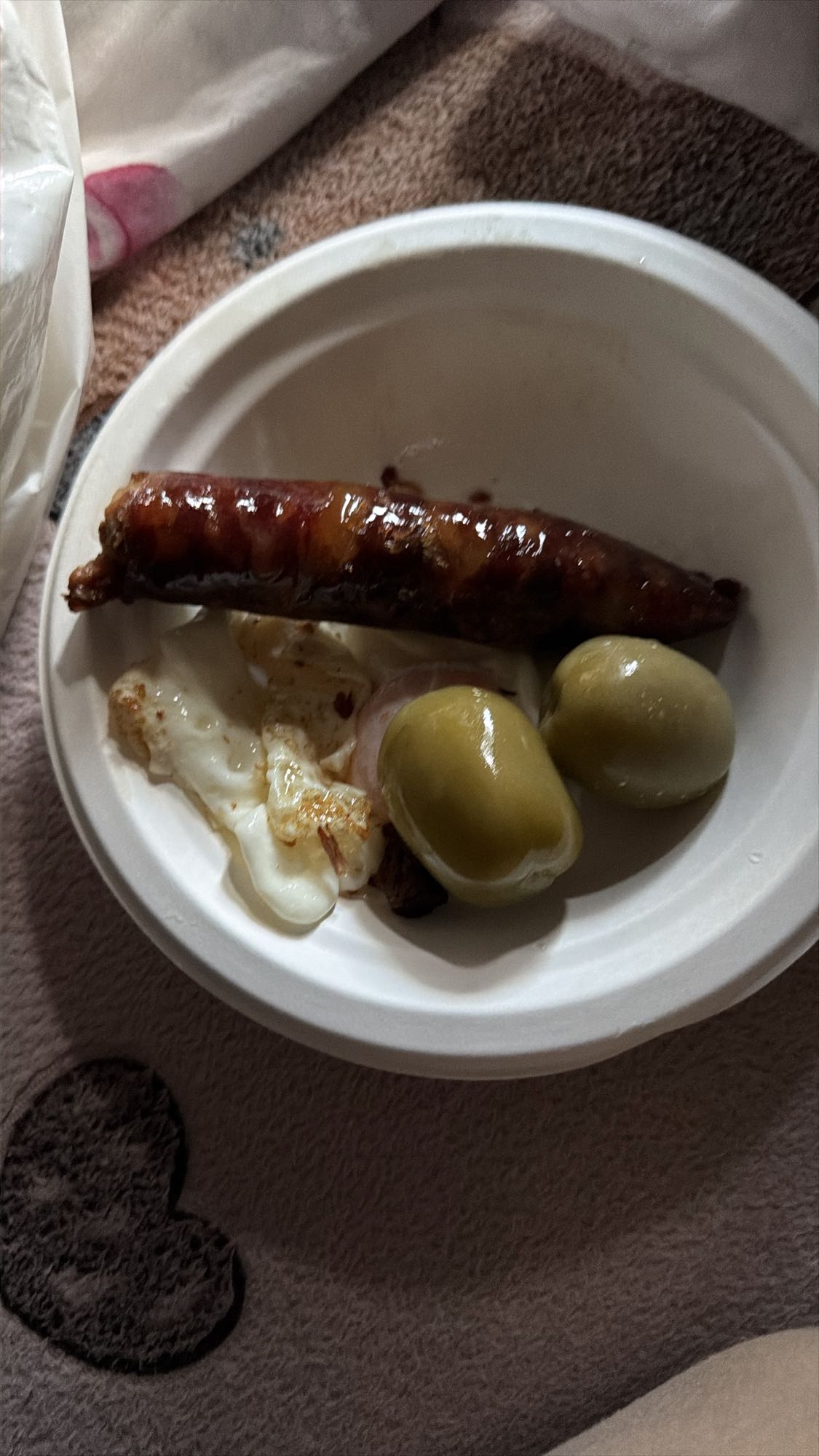 Mic dejun cu cârnat și ou