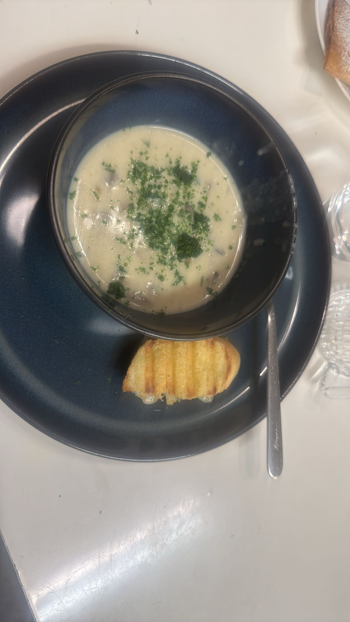 Svampsoppa med bröd