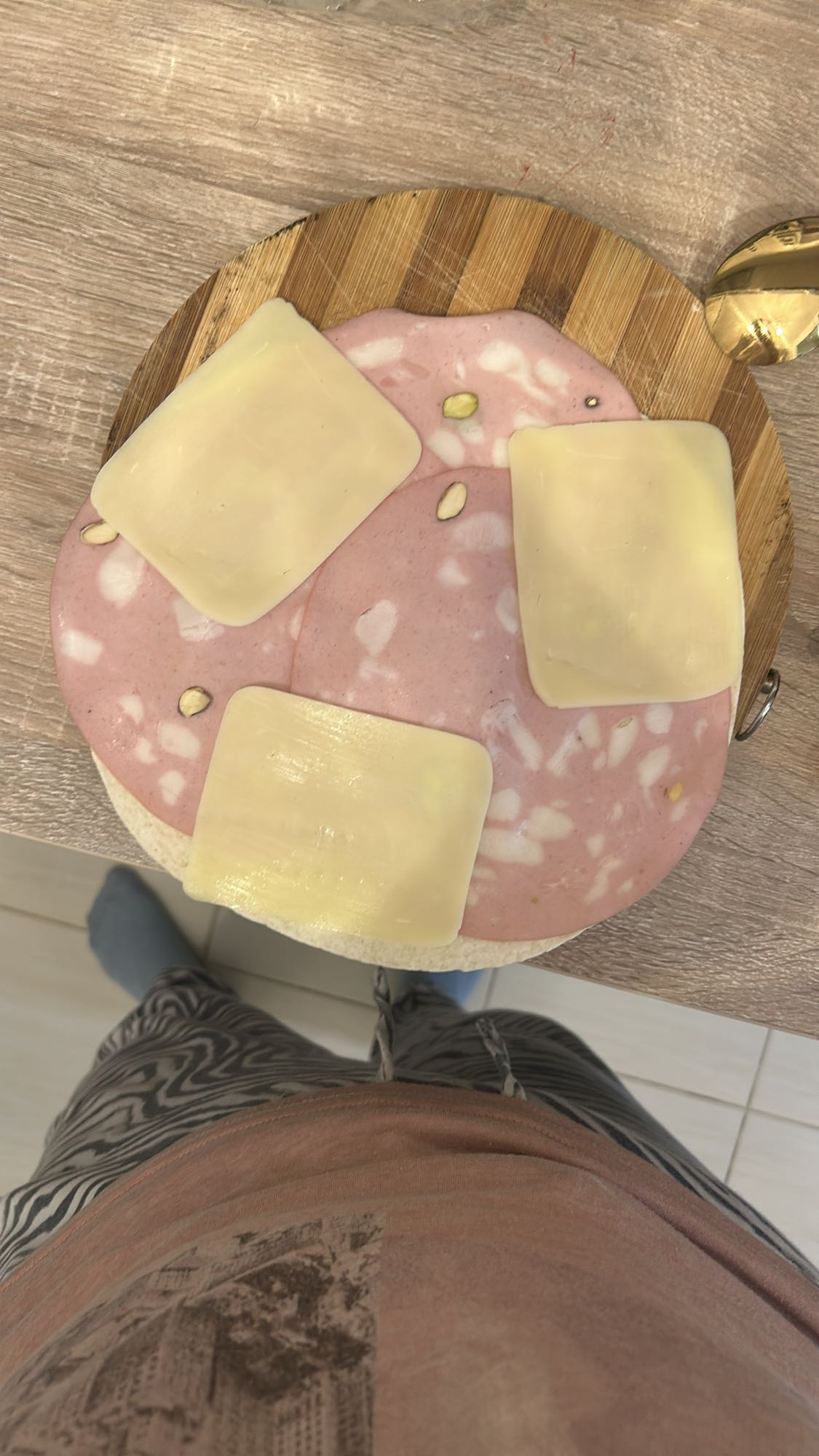 Sandviș cu mortadella și cașcaval