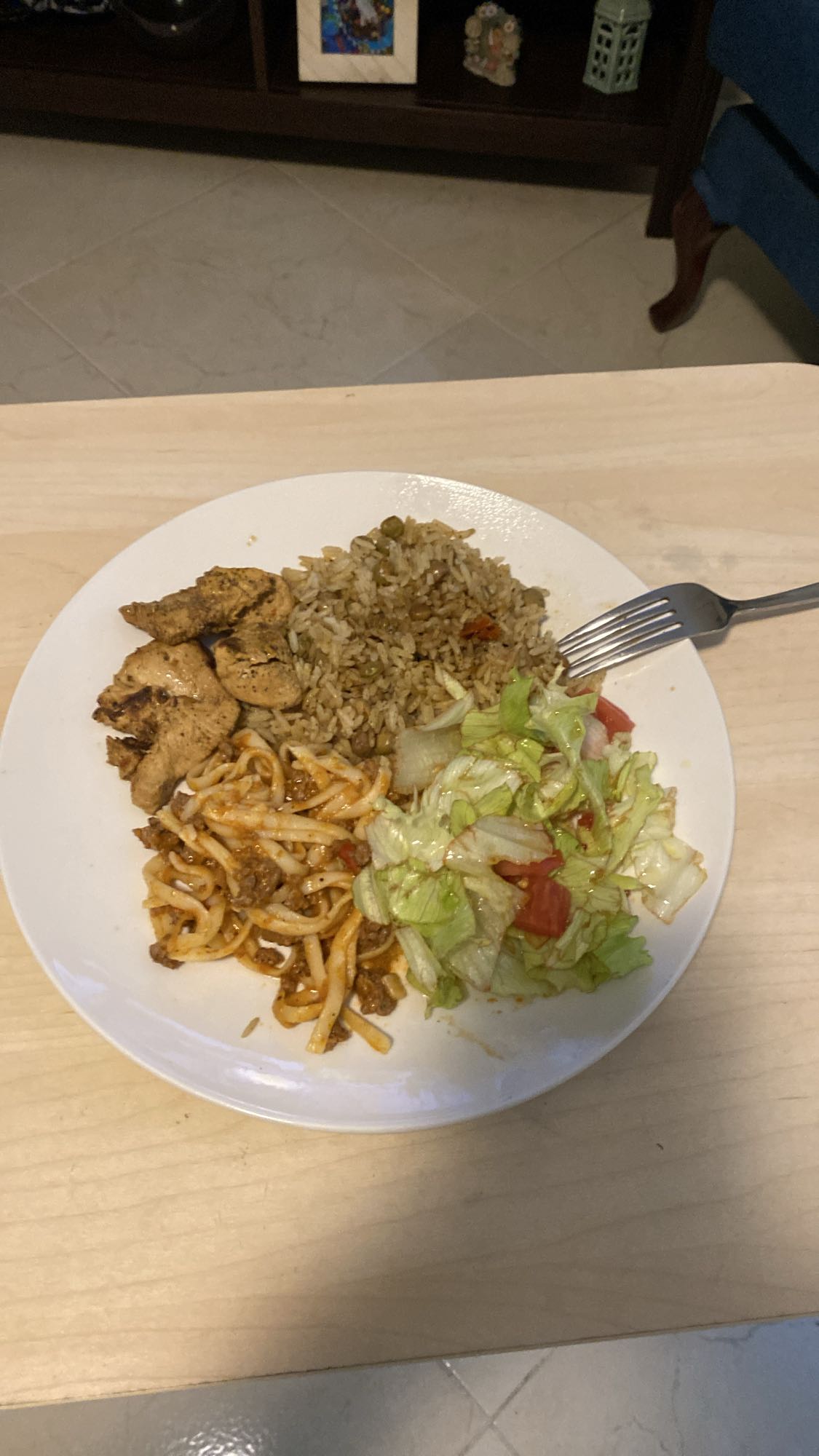 pollo, arroz, pasta y ensalada