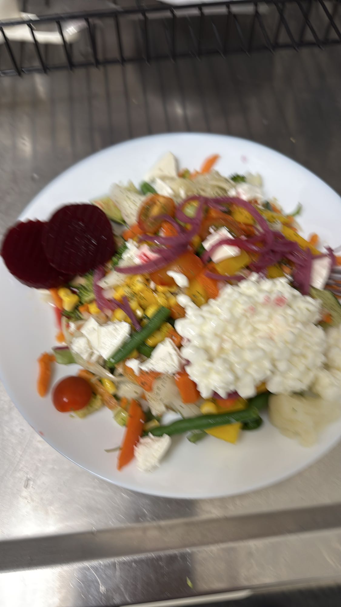 Färgglad grönsakssallad