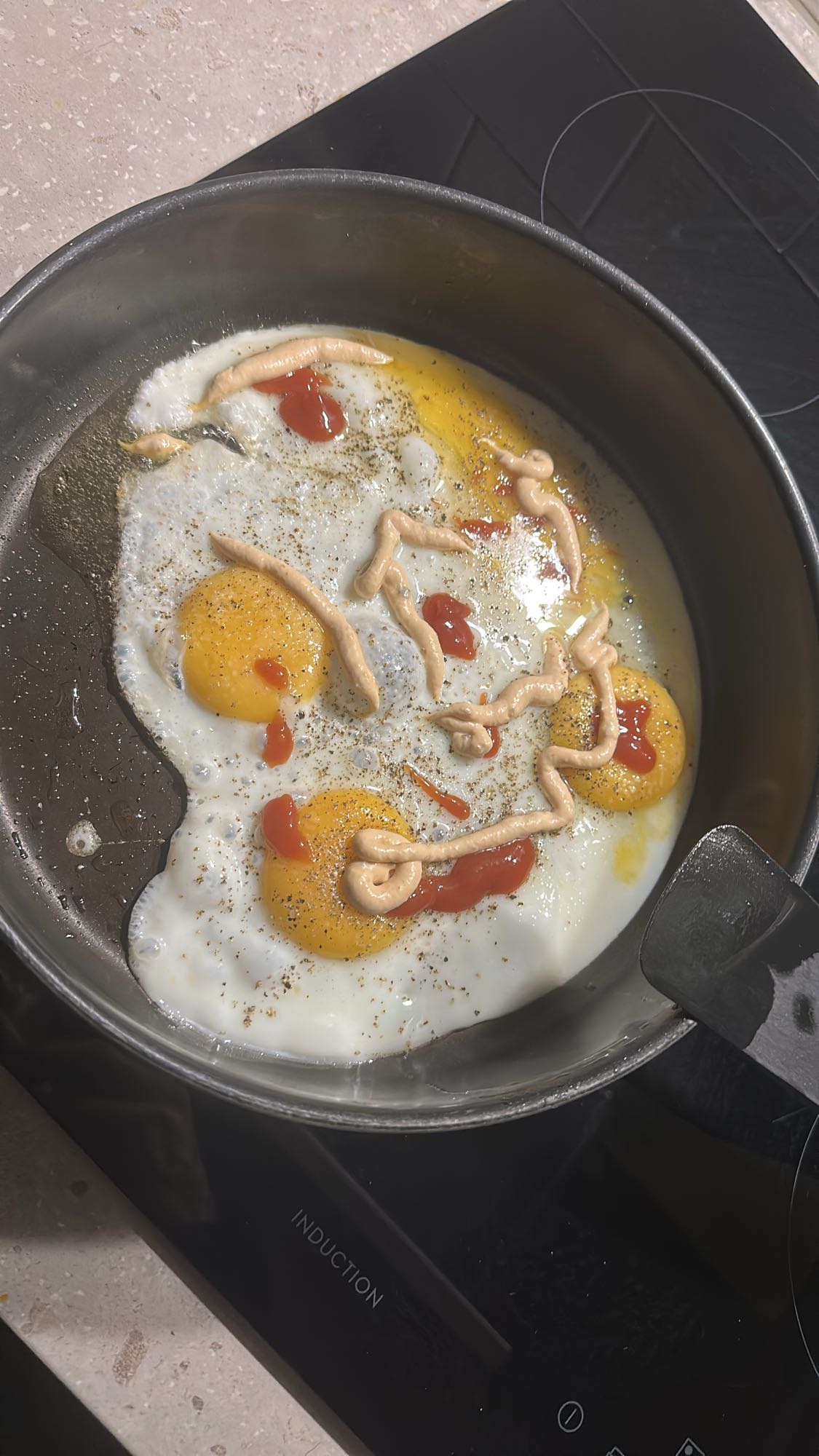 Stekta ägg med sås