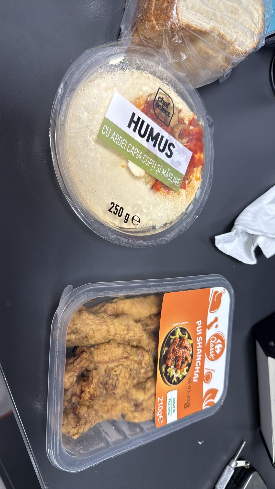 Humus, pui Shanghai și pâine