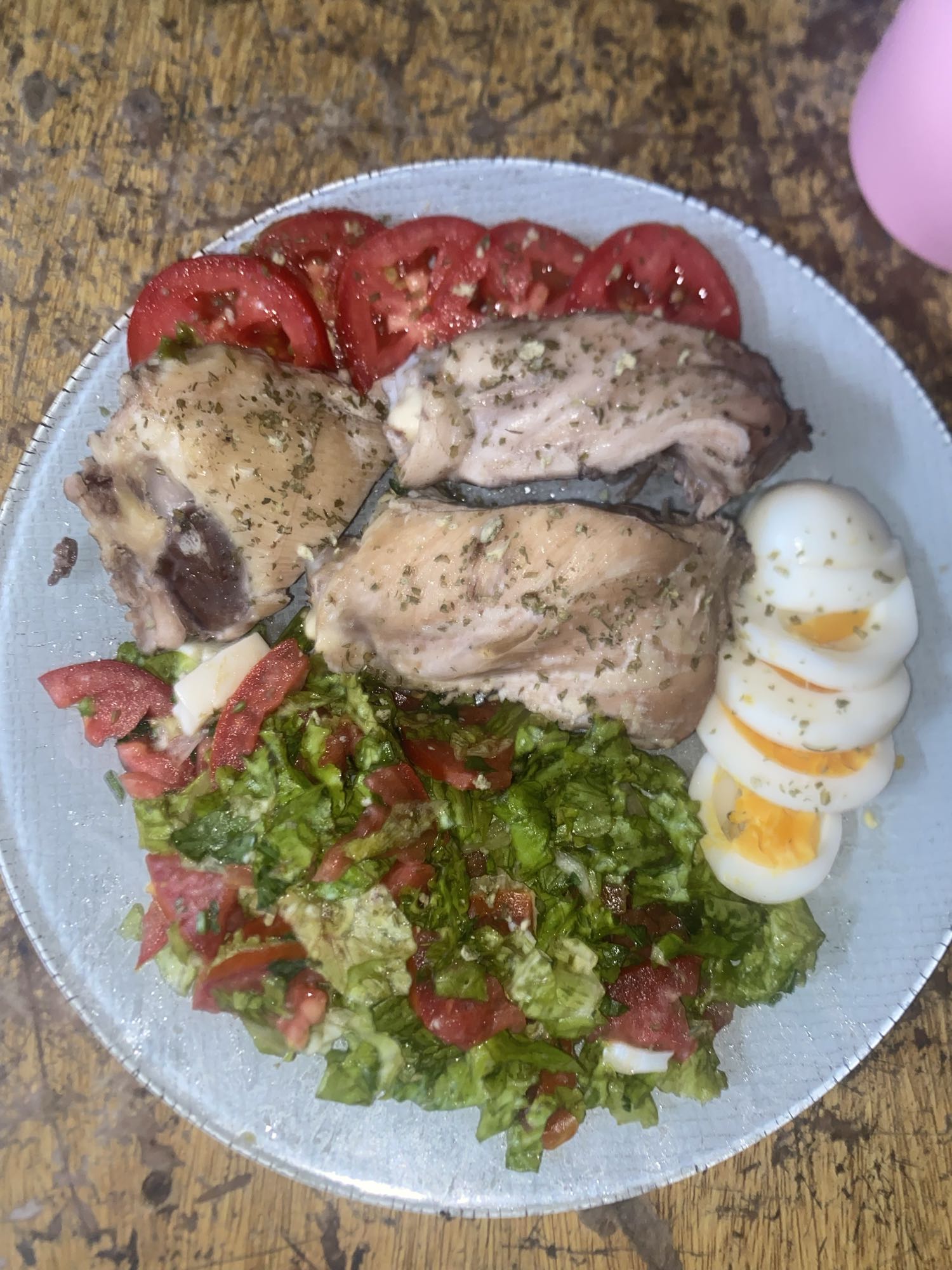 Pollo con ensalada y huevo