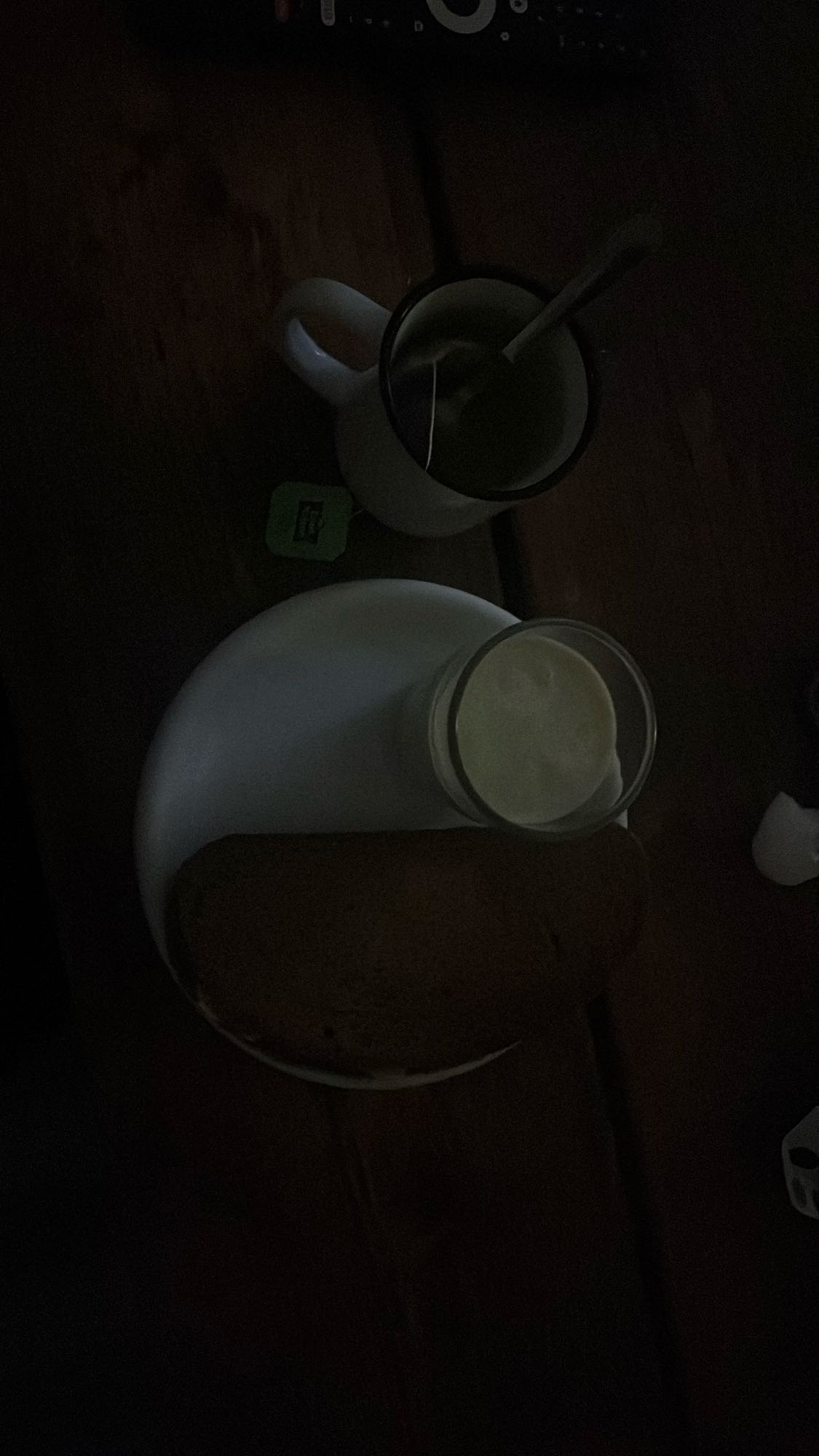 Te och bröd med mjölk