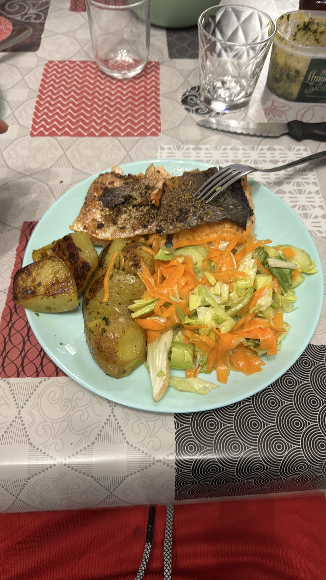 Łosoś z ziemniakami i sałatką