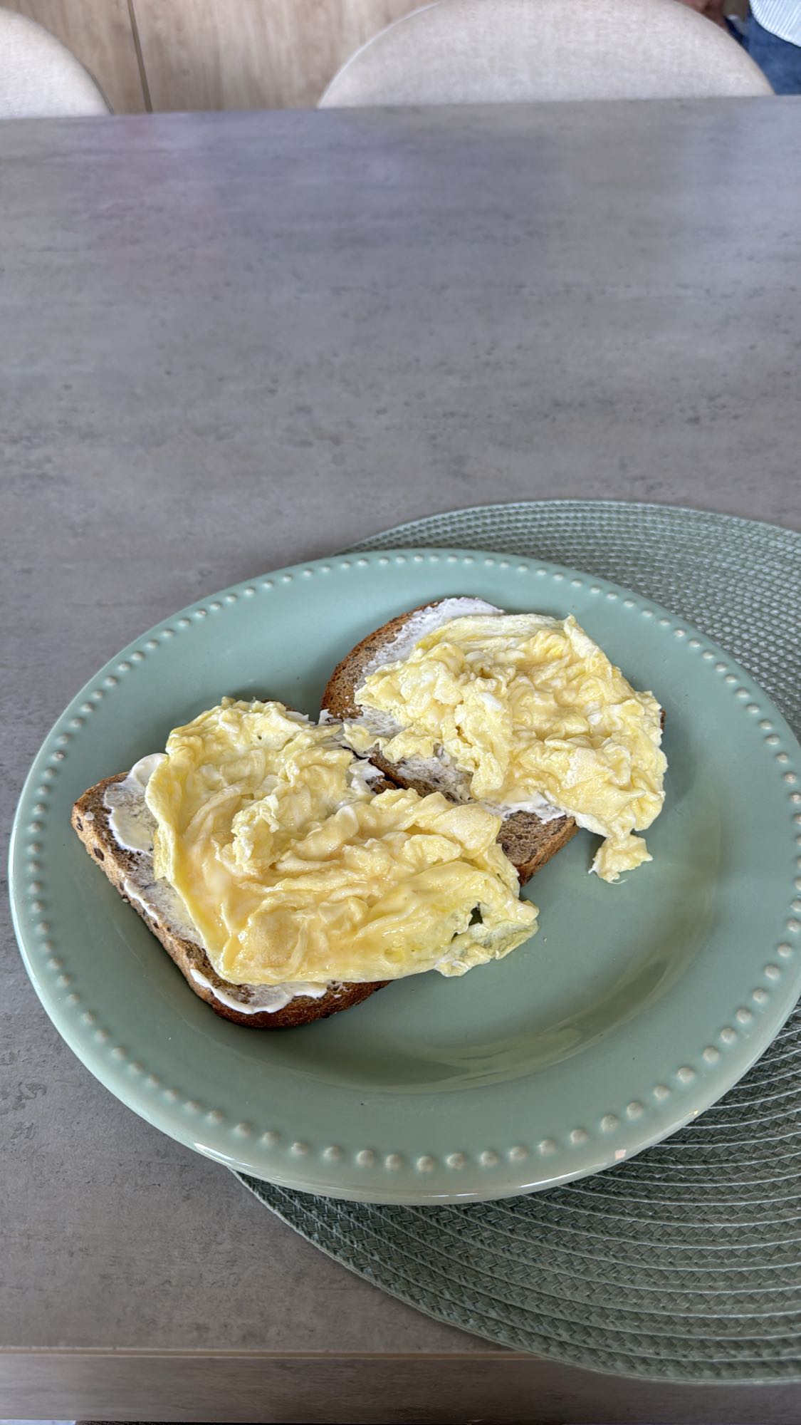 Tostadas con huevo revuelto
