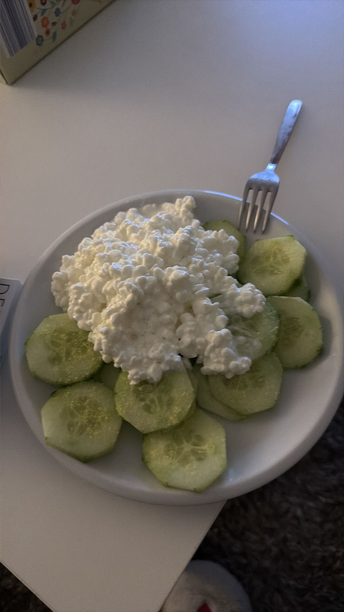 Hüttenkäse mit Gurke