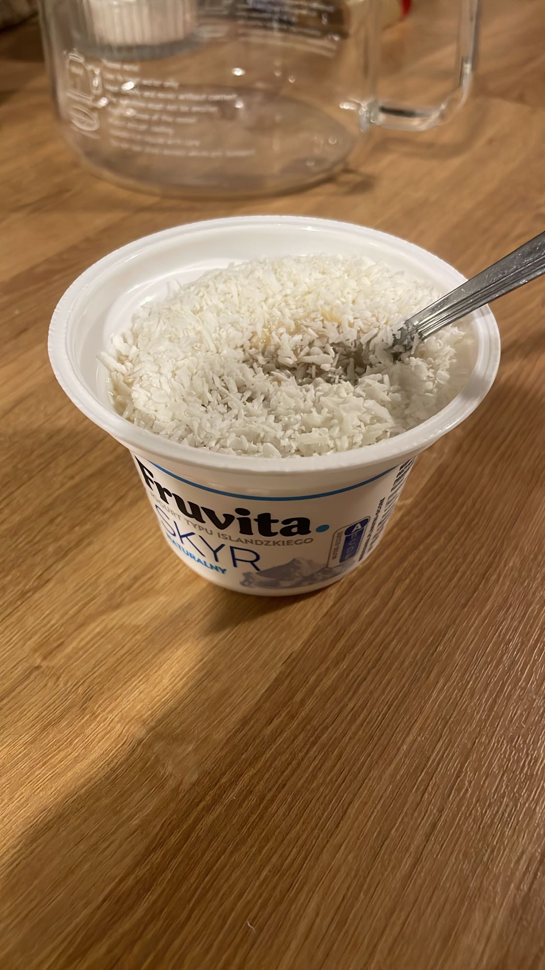 Skyr z wiórkami kokosowymi