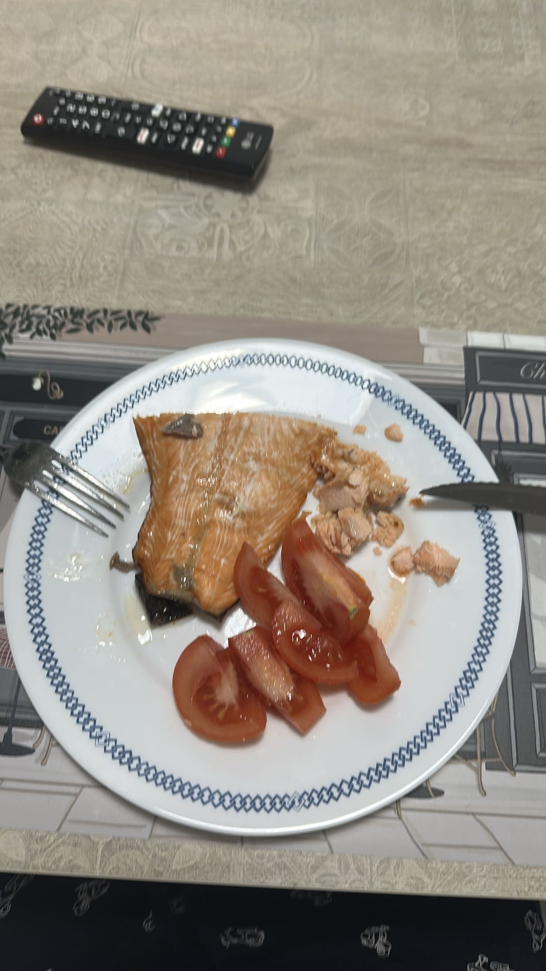 salmón con tomate
