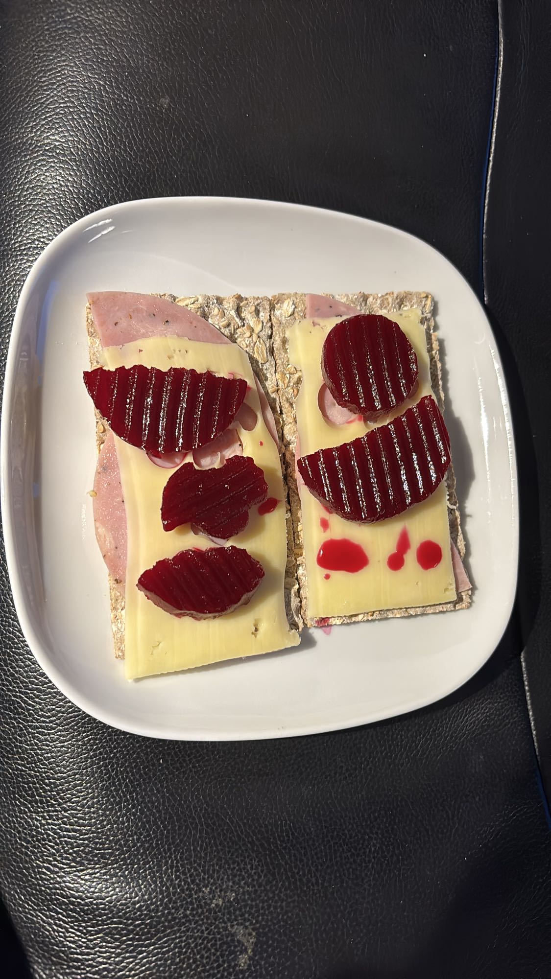 Knekkebrød med ost og skinke