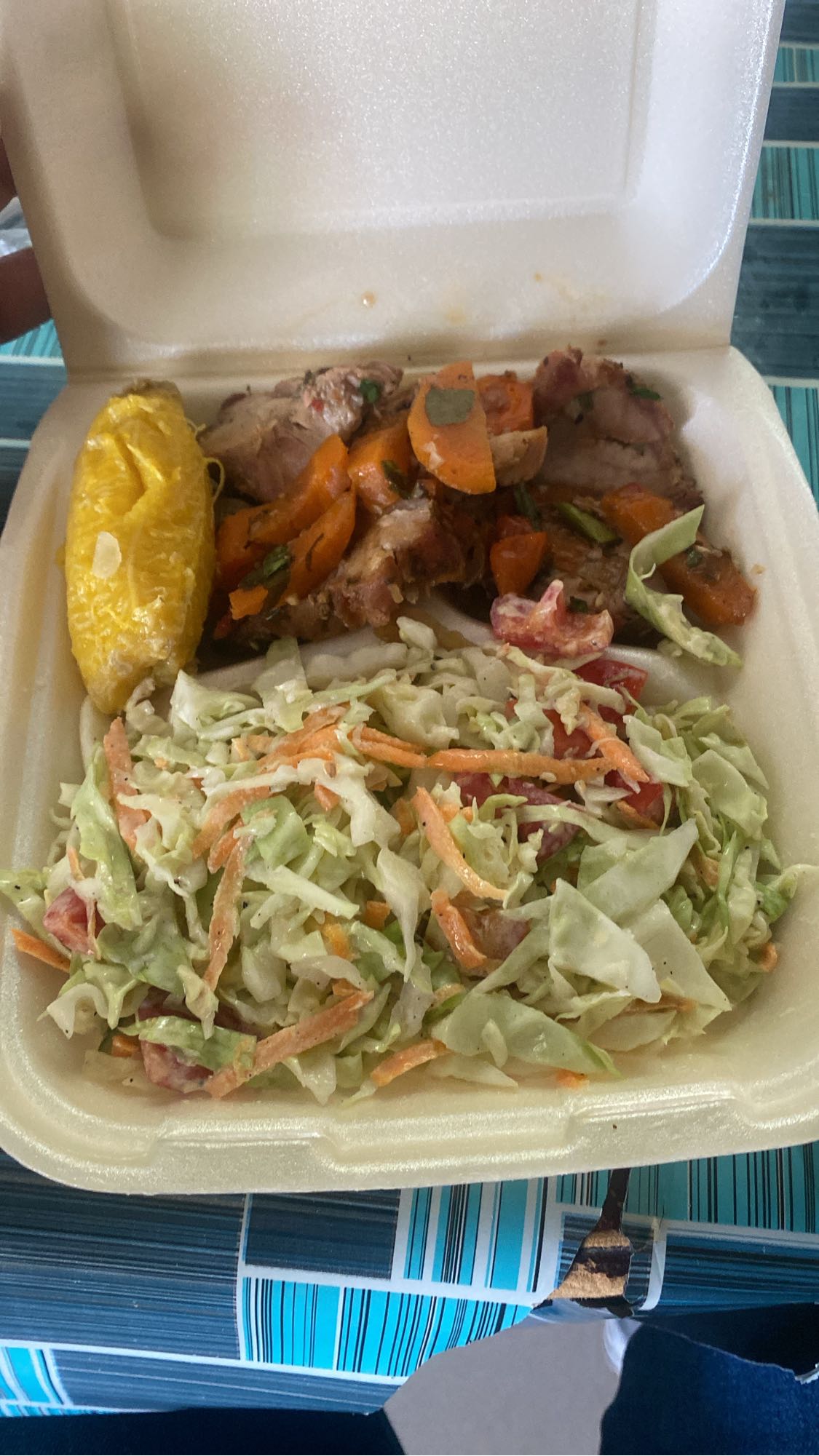 cerdo con ensalada y plátano
