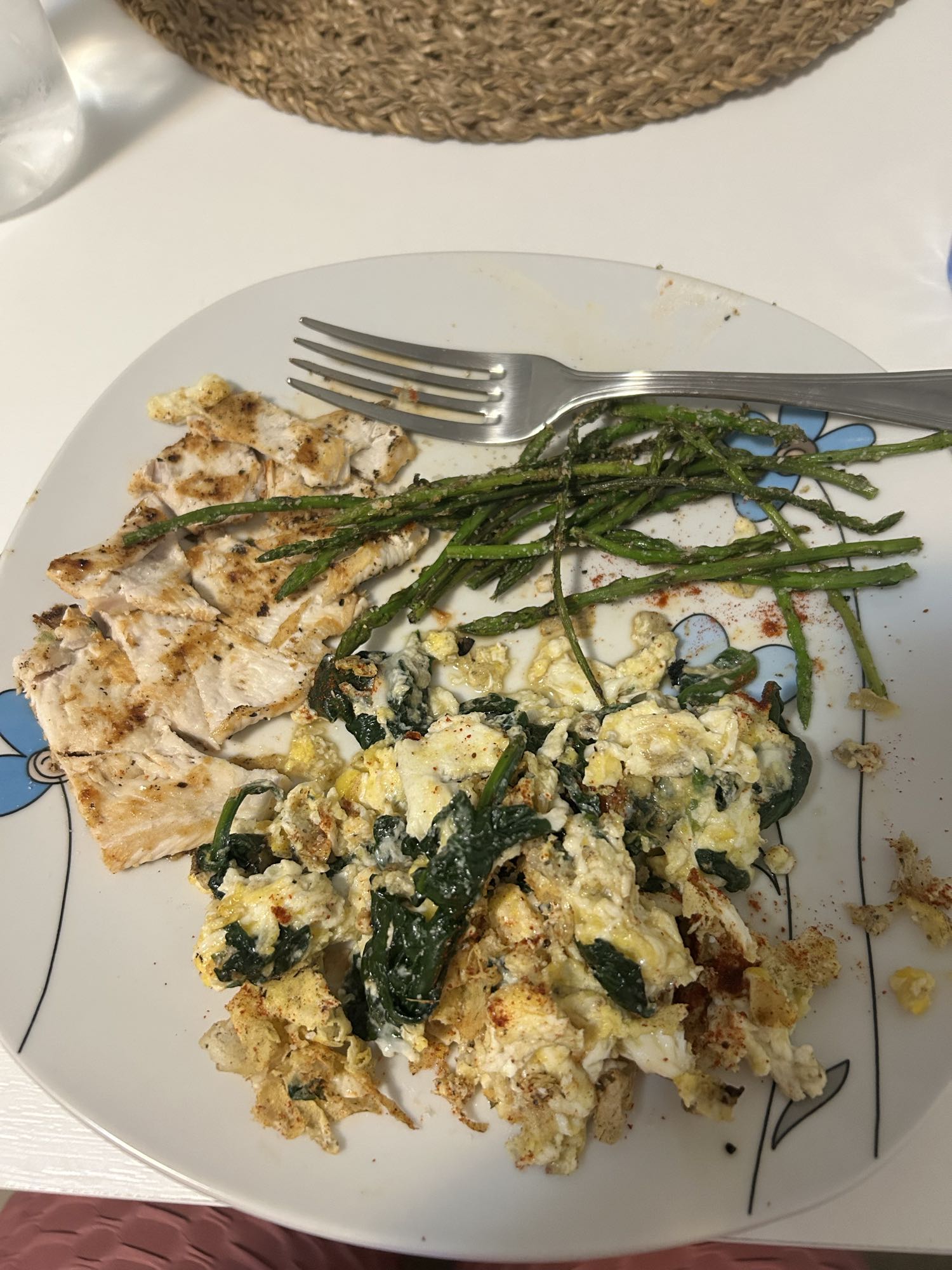 Pollo, espárragos y huevos