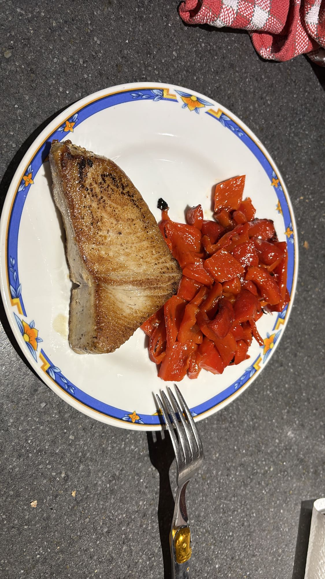 Thon grillé et poivrons