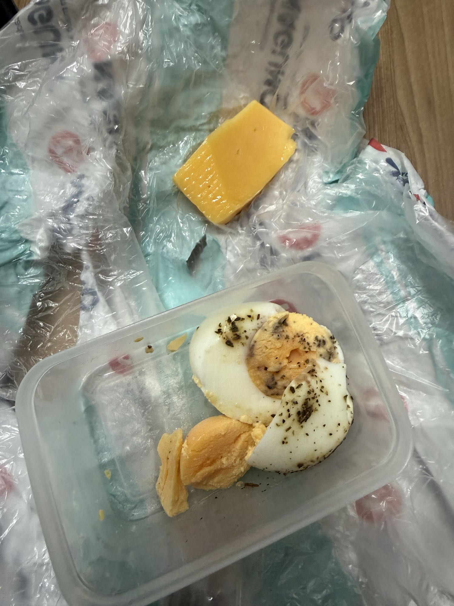 Ovo cozido e queijo