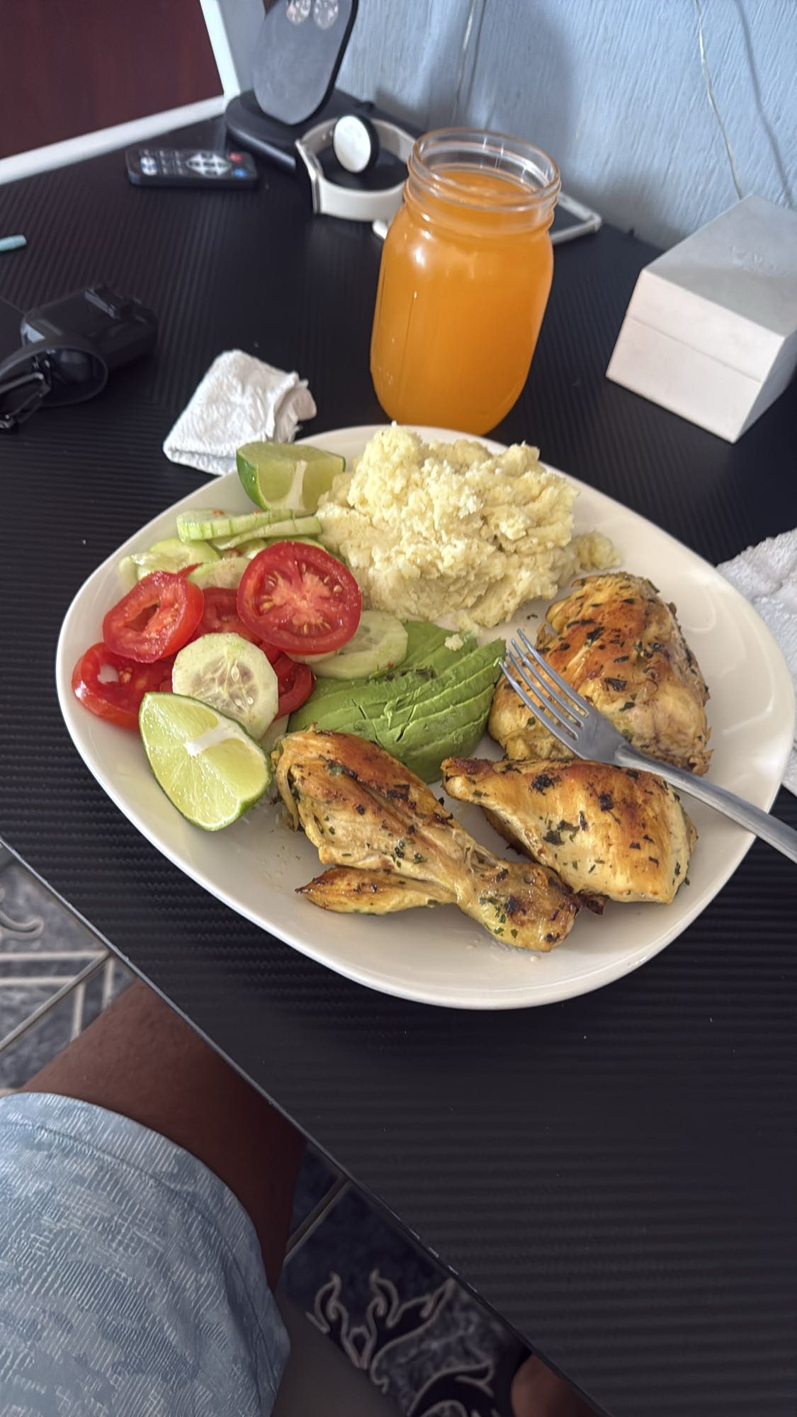 Pollo con ensalada y puré