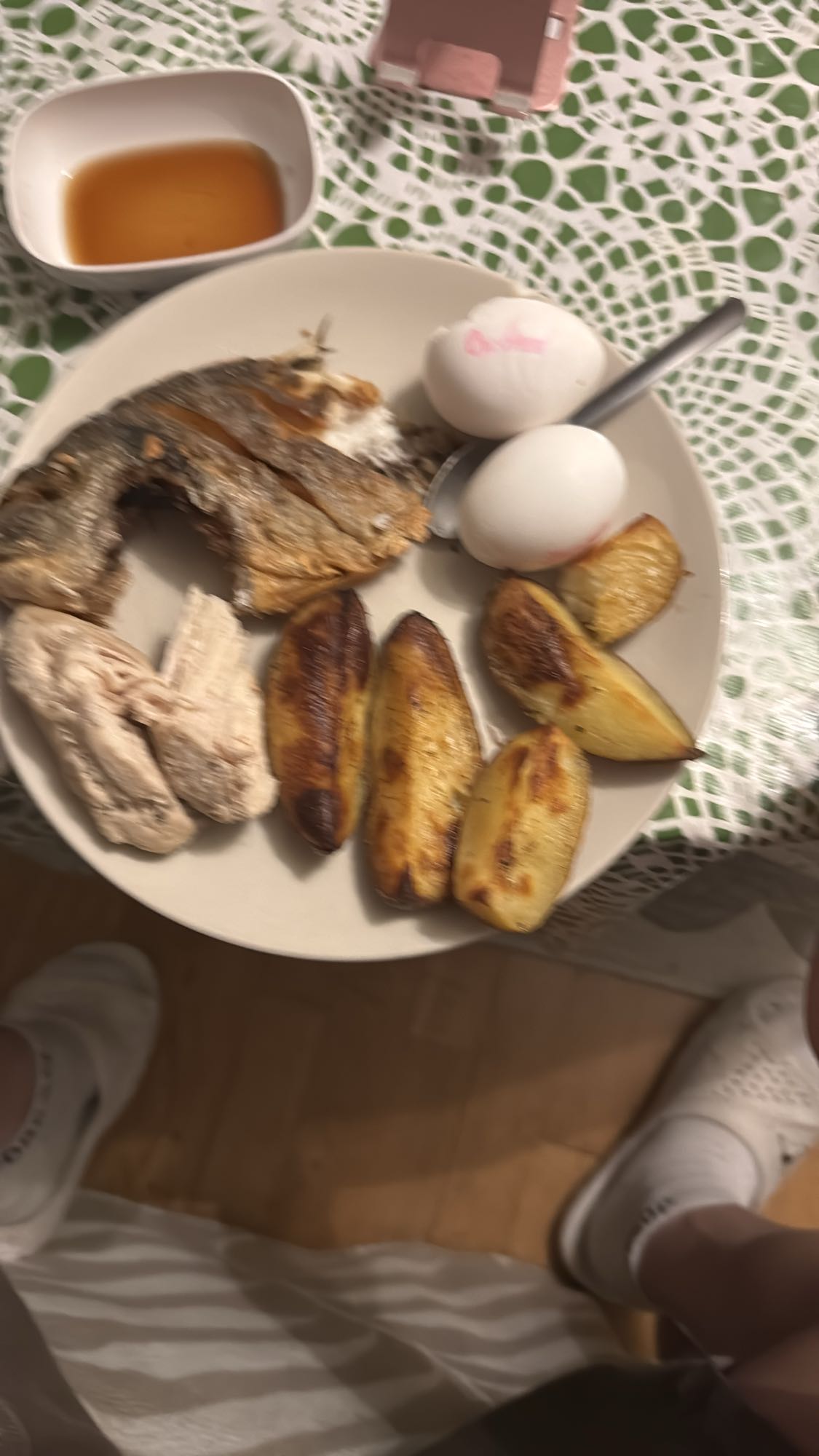 Fisk, potatis och ägg tallrik
