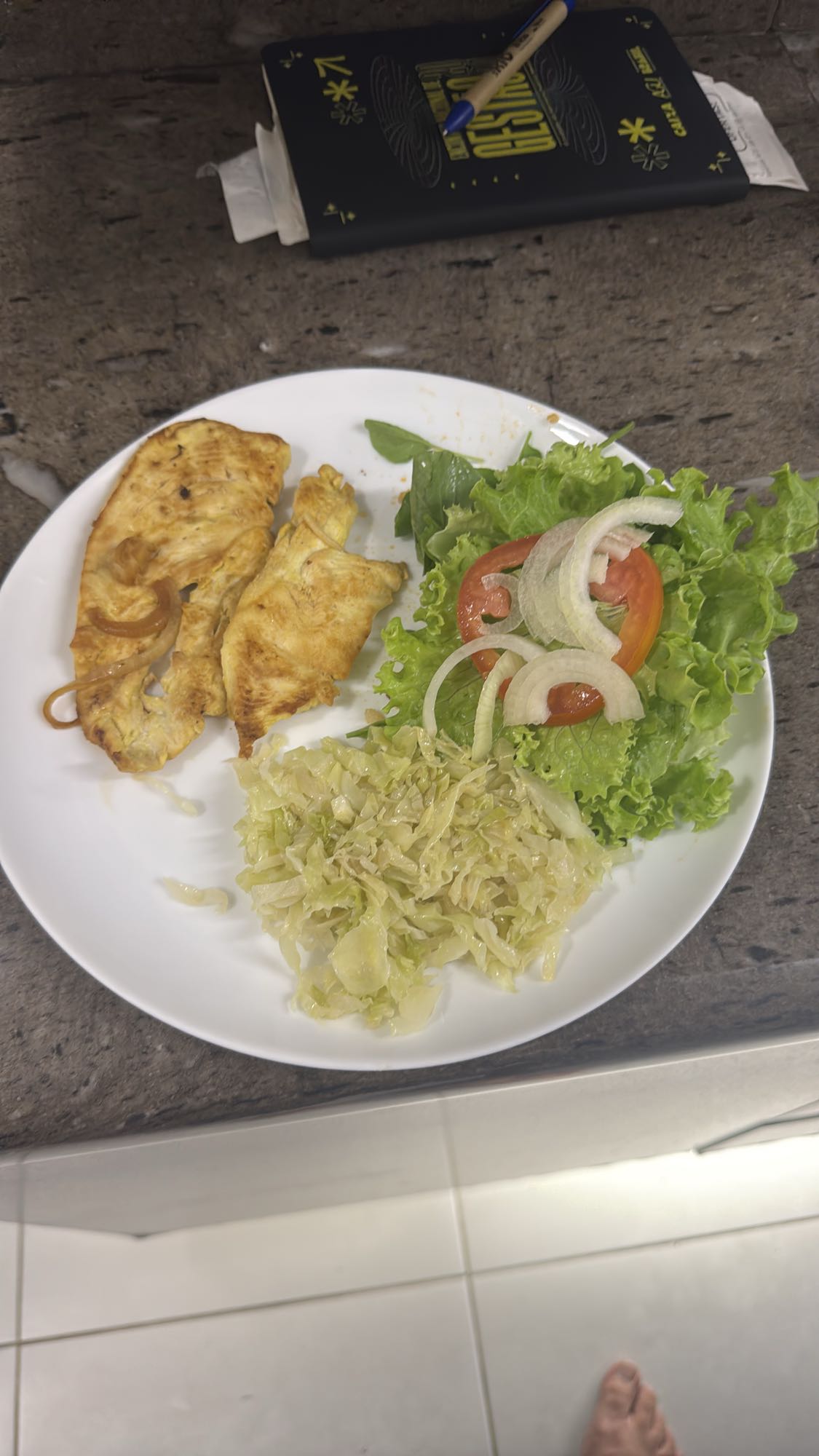 Frango grelhado com salada