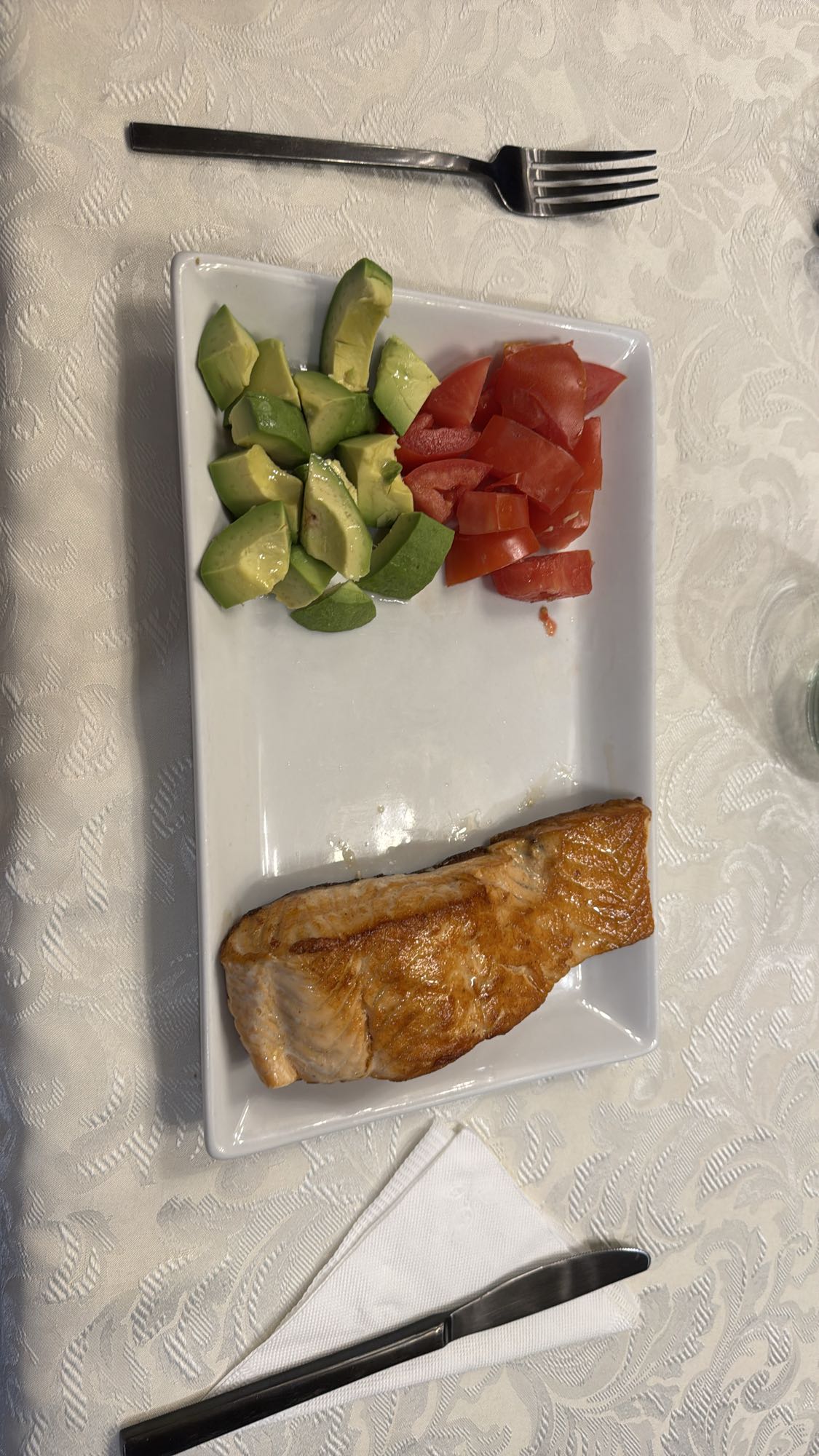 Salmón con aguacate y tomate