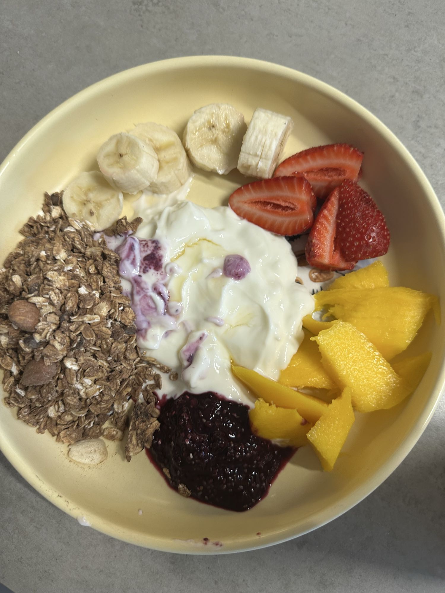Tazón de yogur y frutas