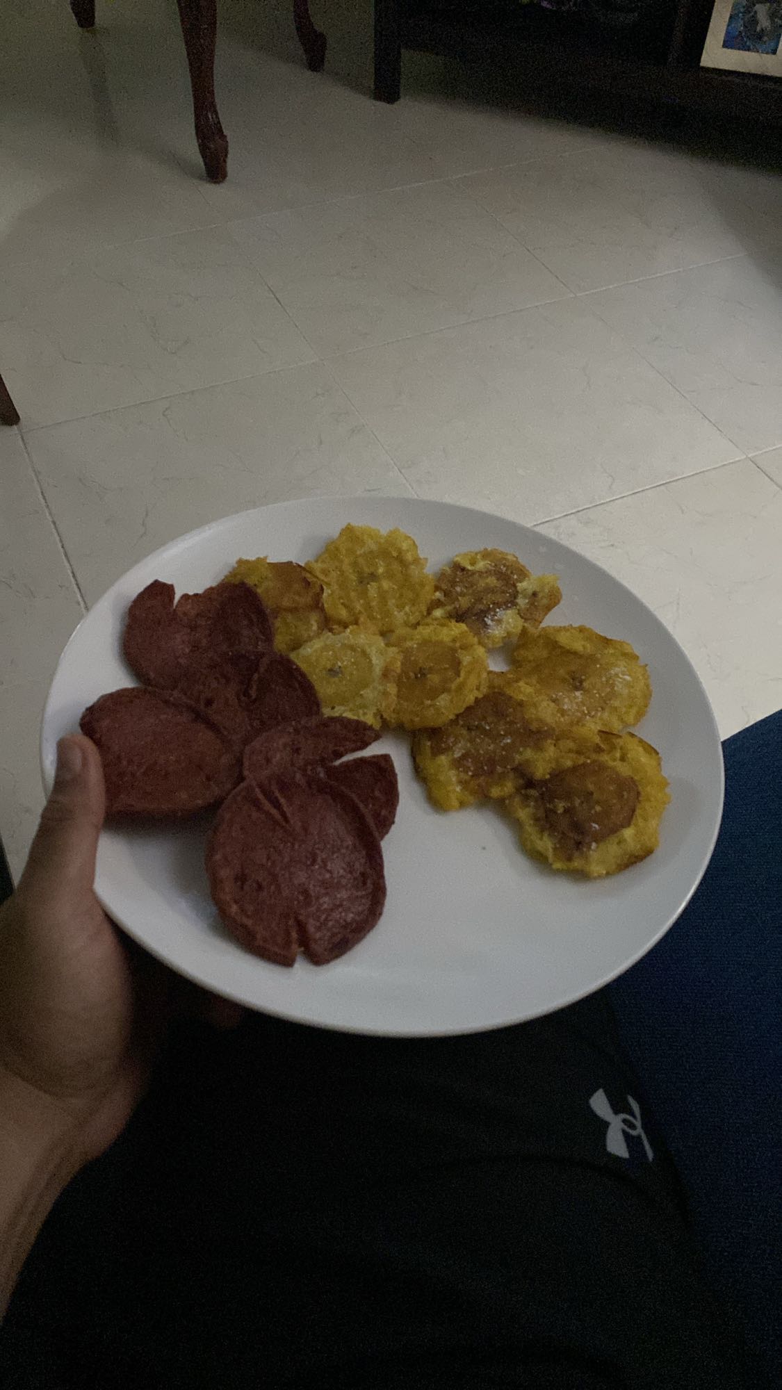 Tostones y salami frito