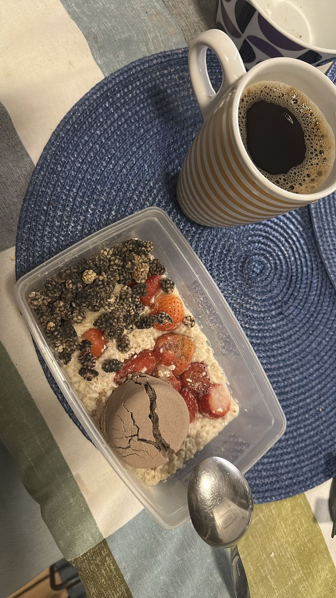 Havregrynsfrukost med bär