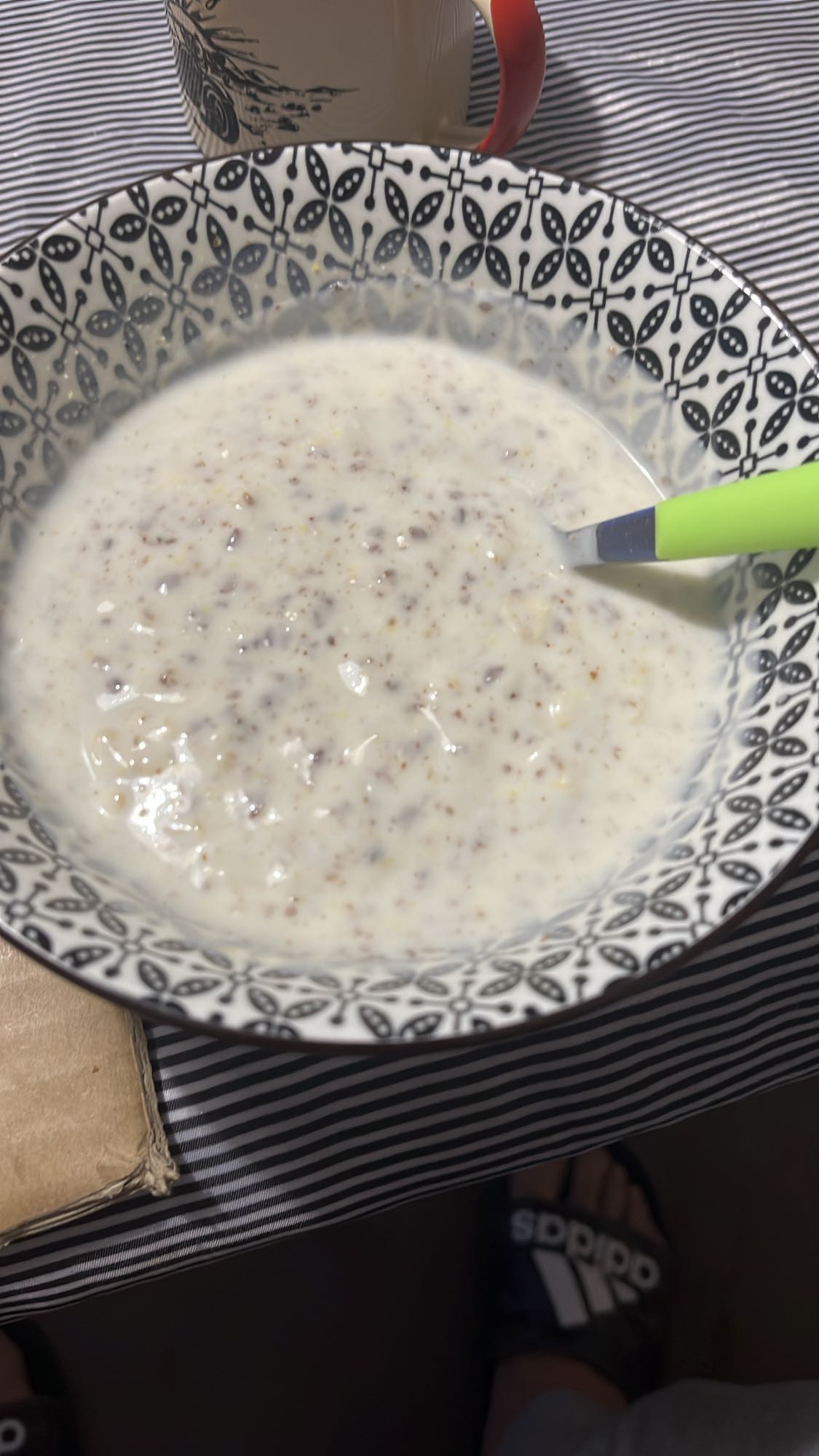 Кисело мляко с овесени ядки