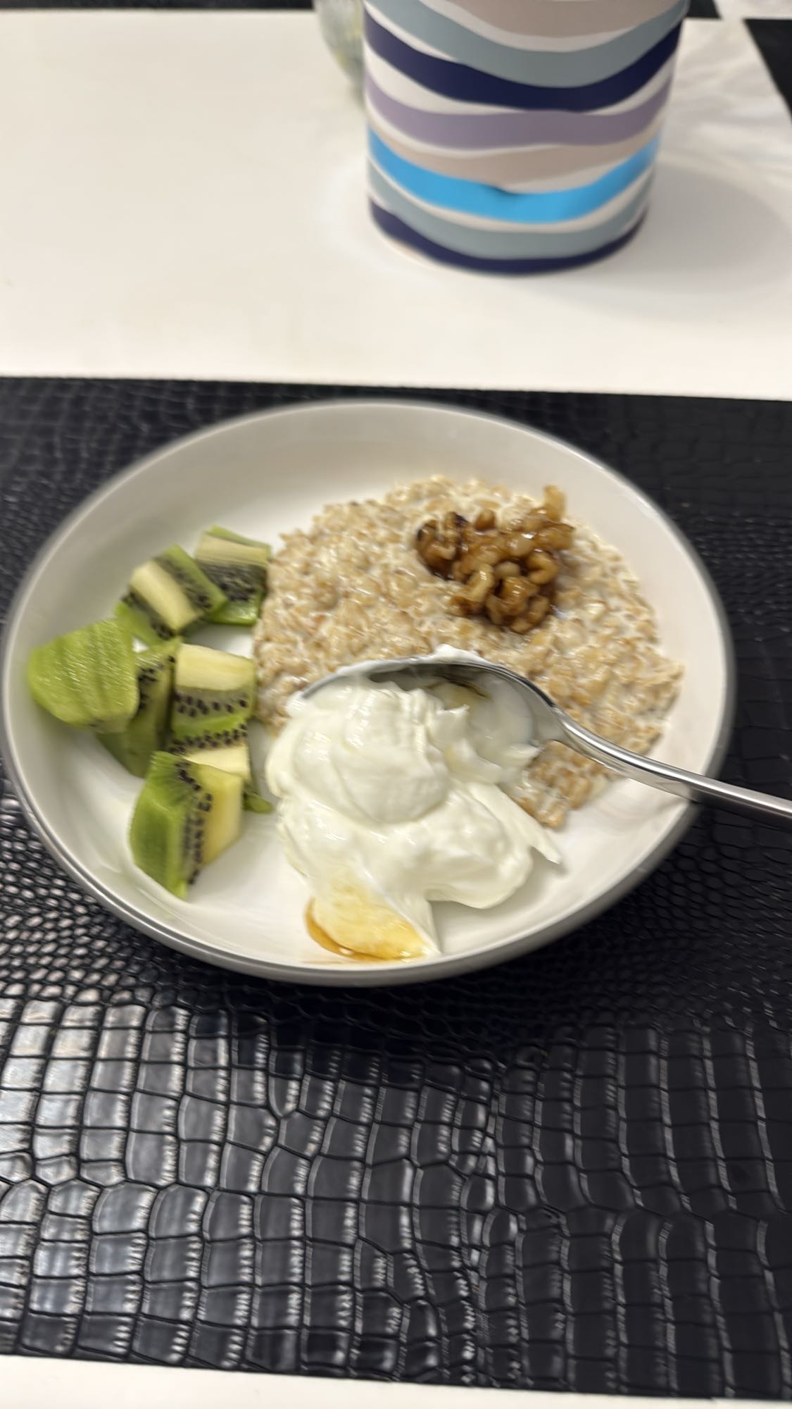 Owsianka z kiwi i jogurtem