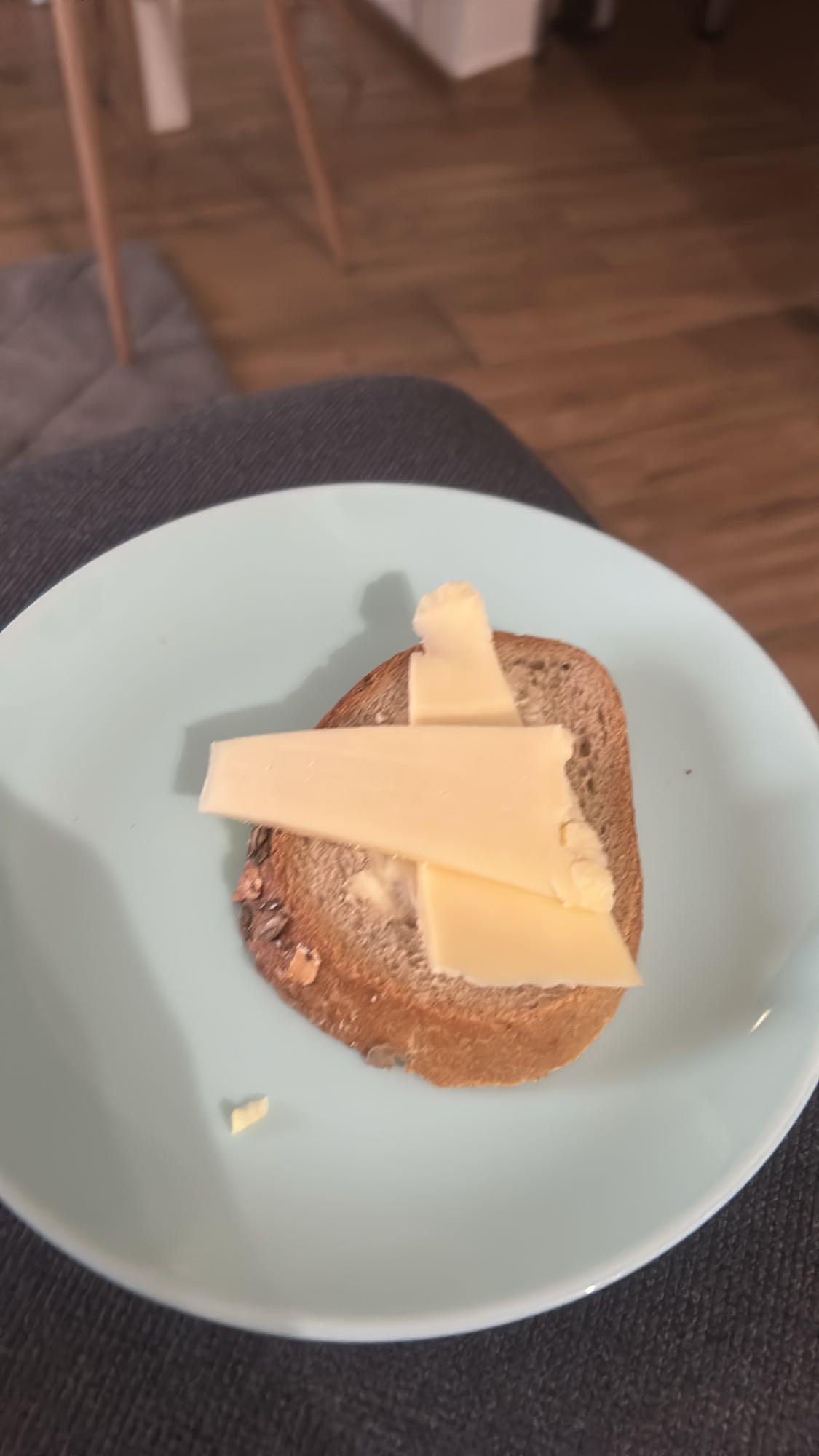 Chleb z żółtym serem