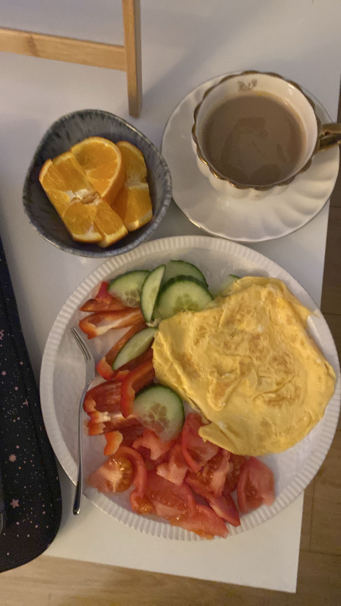 Mic dejun cu omletă și legume