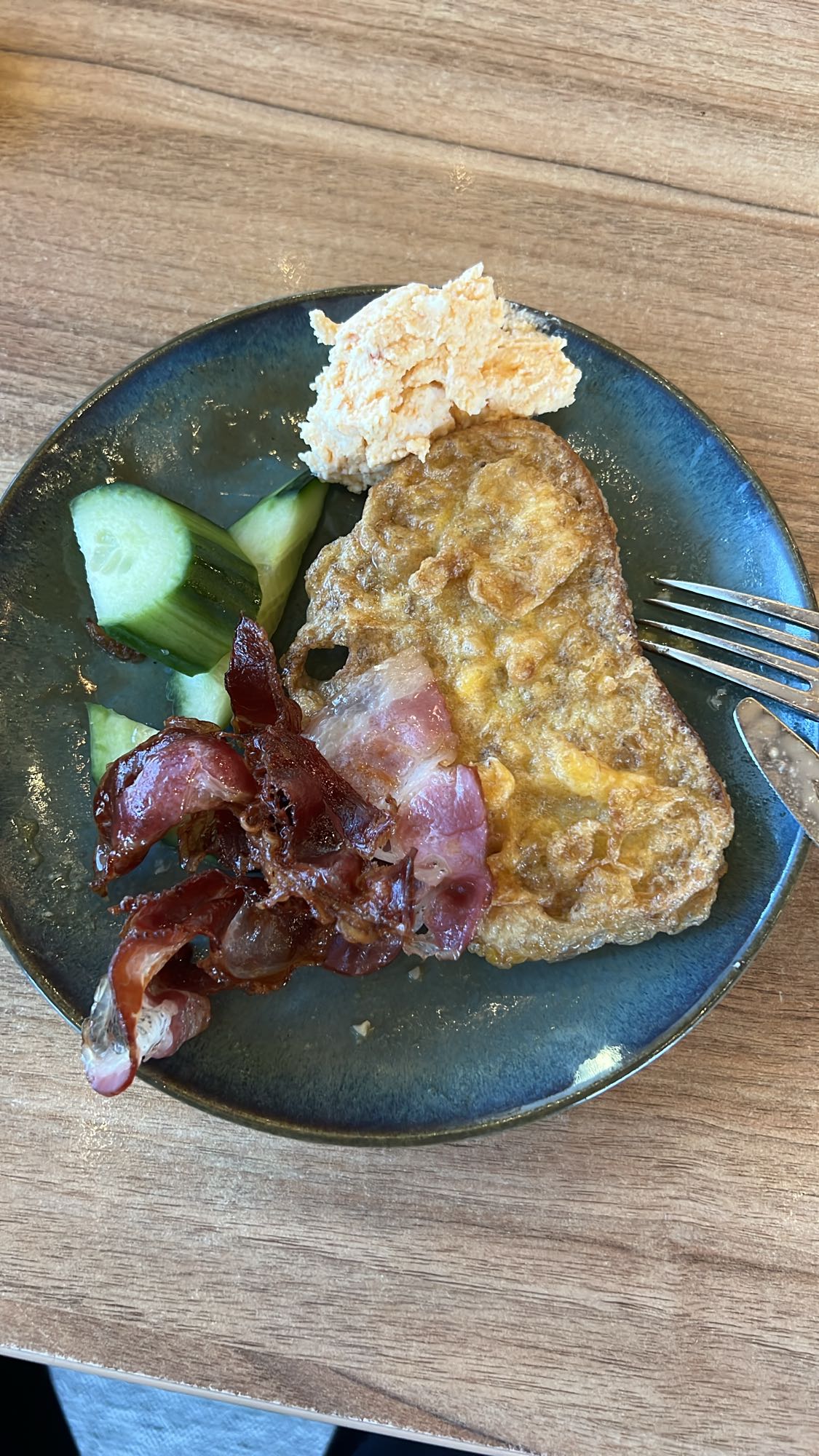 Mic dejun cu omletă și bacon
