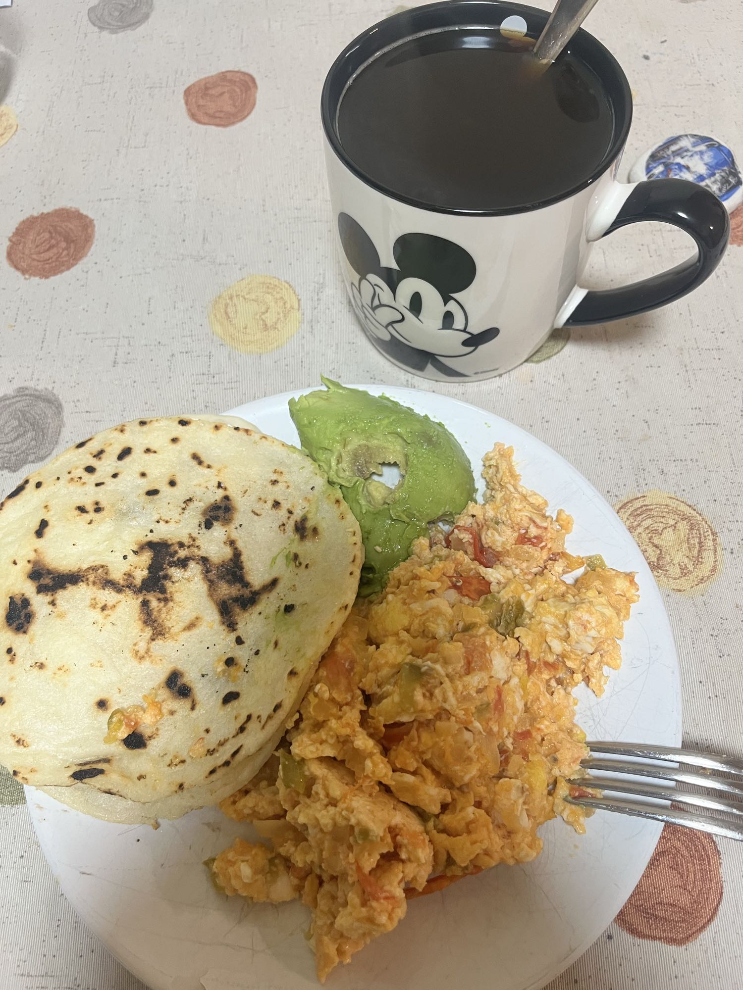 Desayuno con huevos y arepa