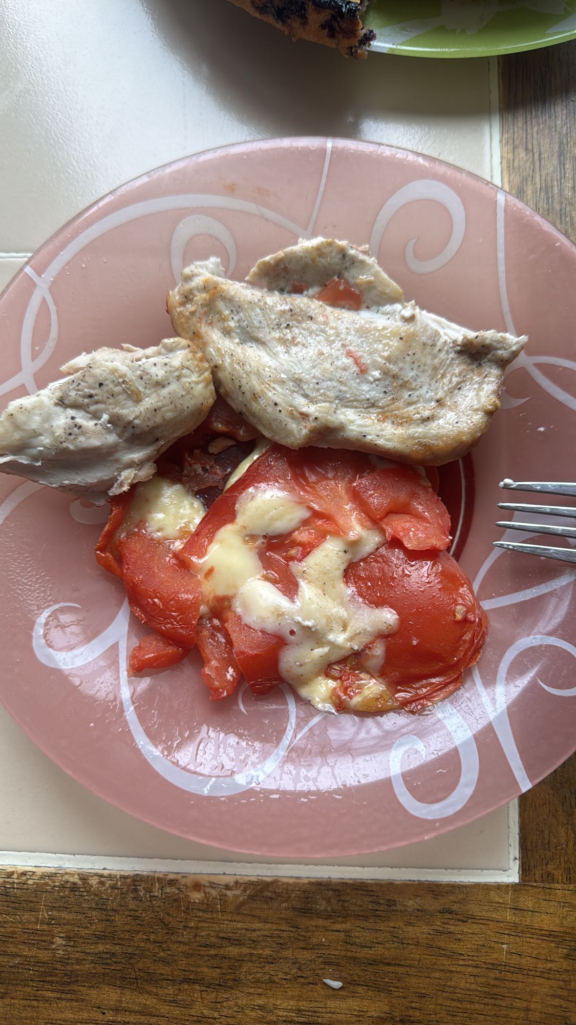 Курица с помидорами и сыром