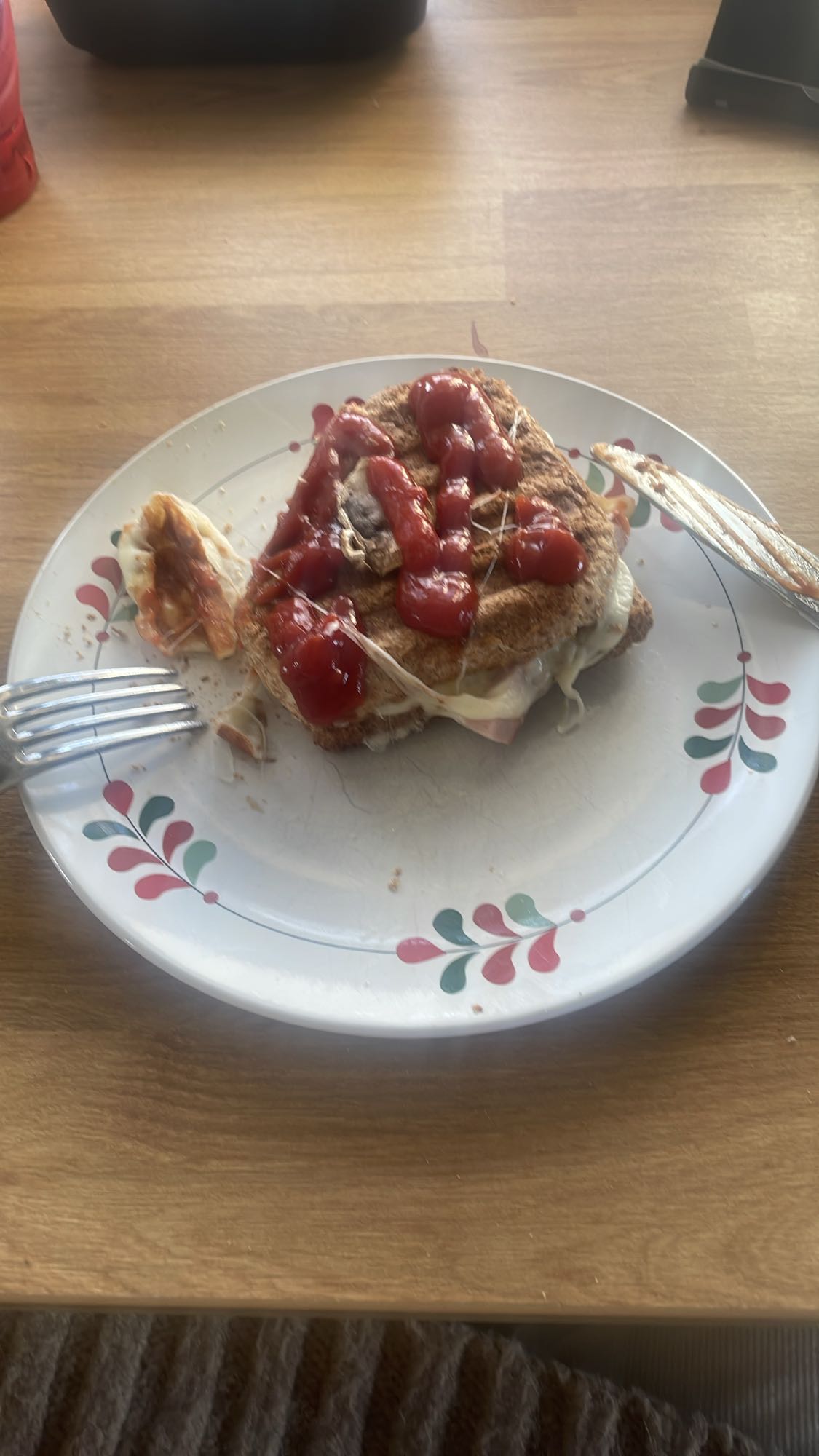 Tost z serem i ketchupem