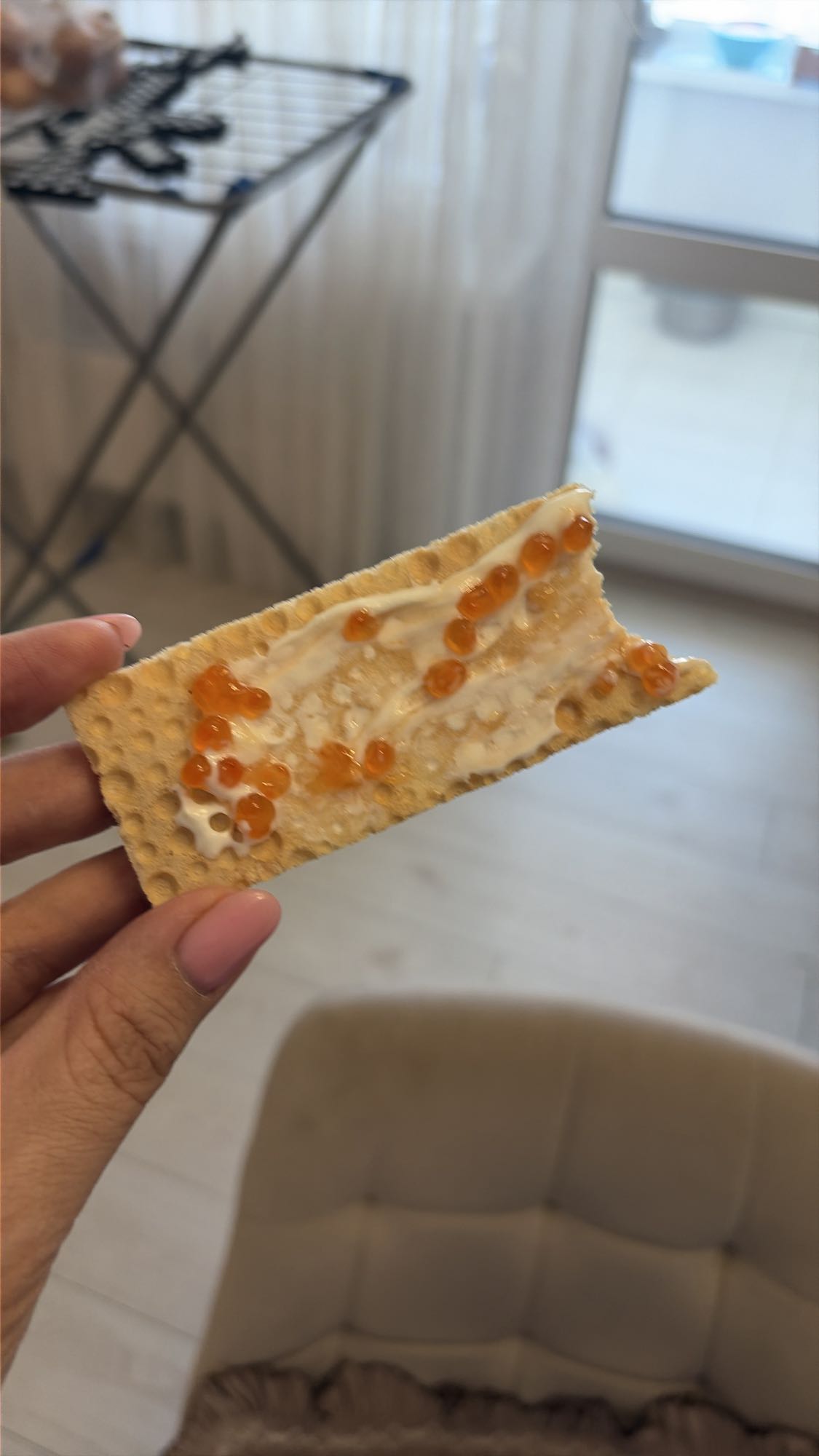 Хлебец с икрой и маслом