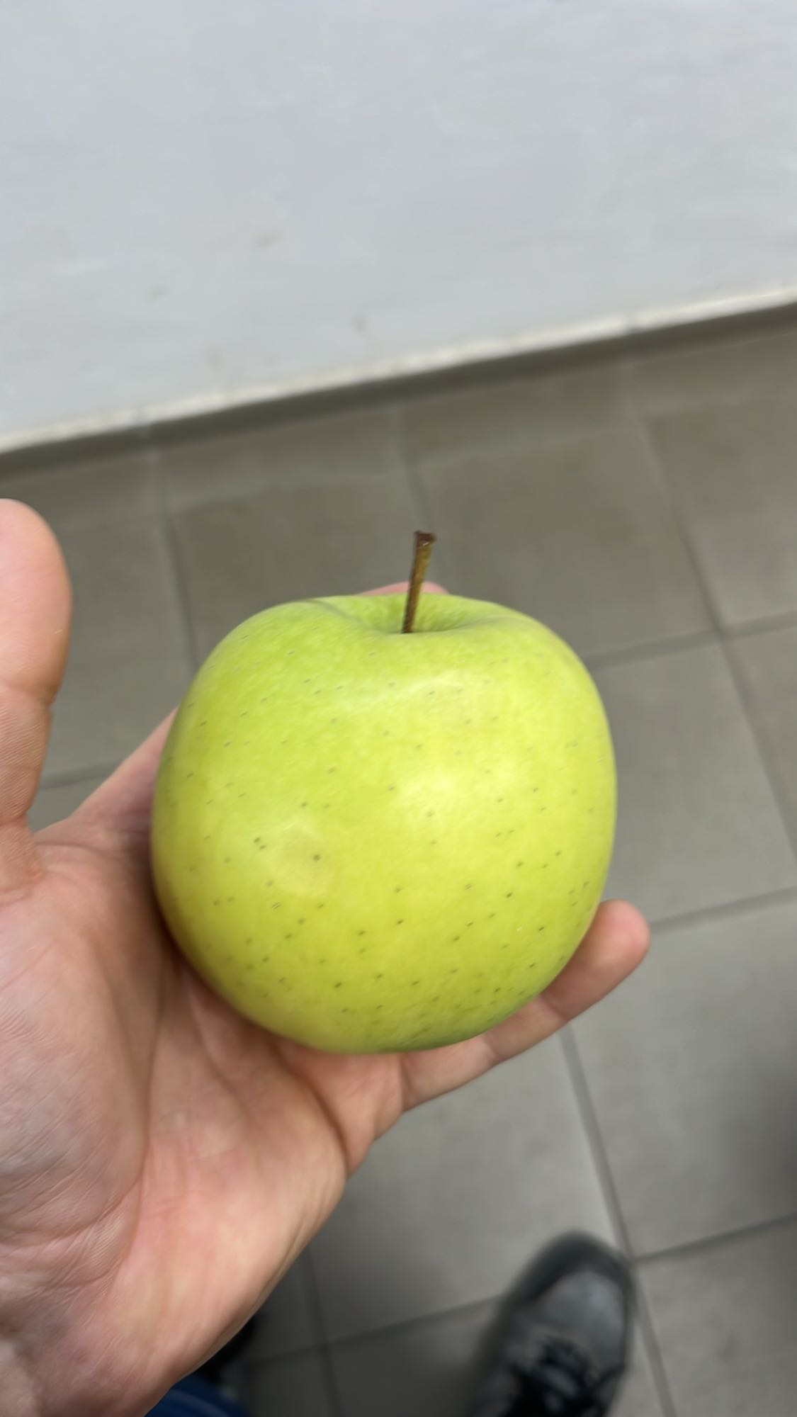 Зелена ябълка