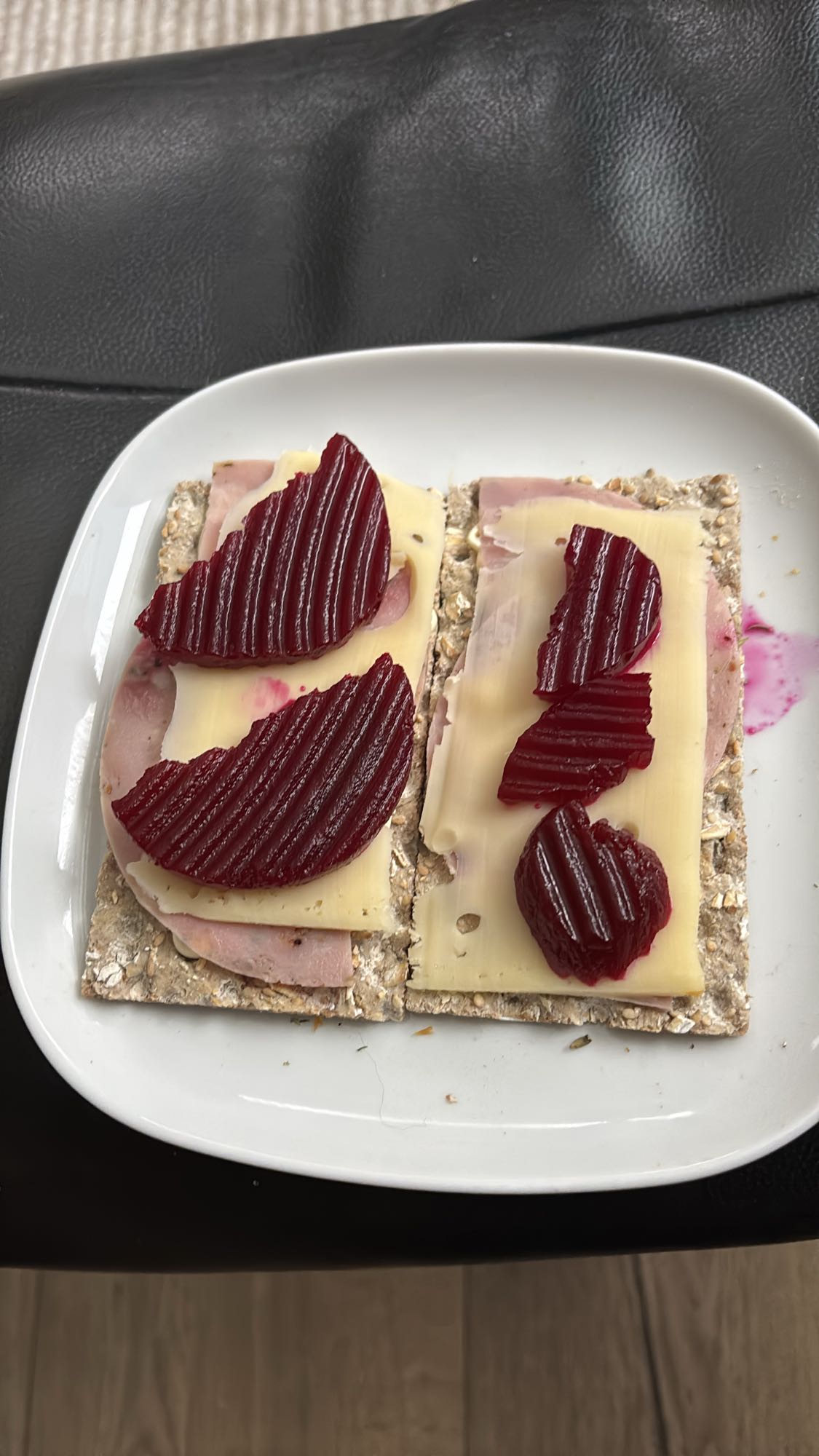 Knekkebrød med ost, skinke og rødbeter