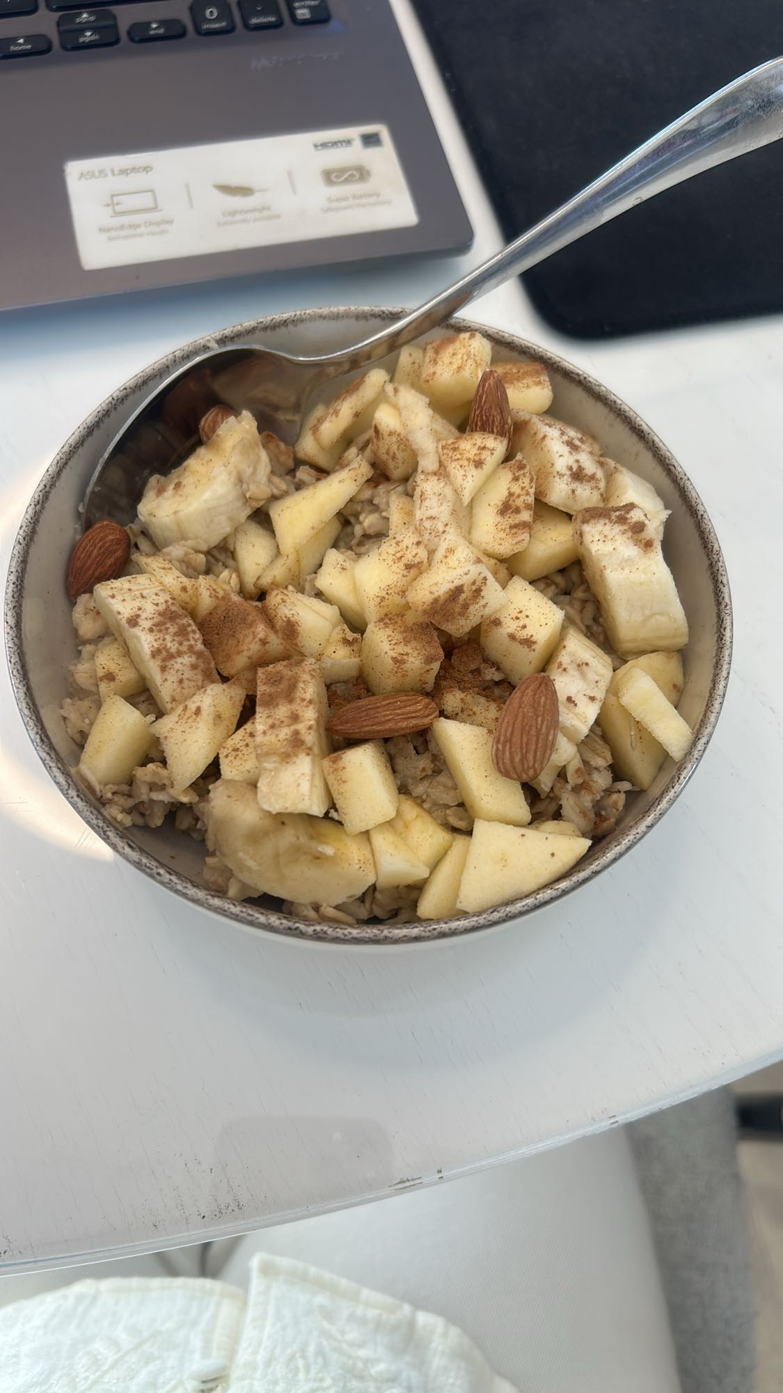 Owsianka z owocami i migdałami