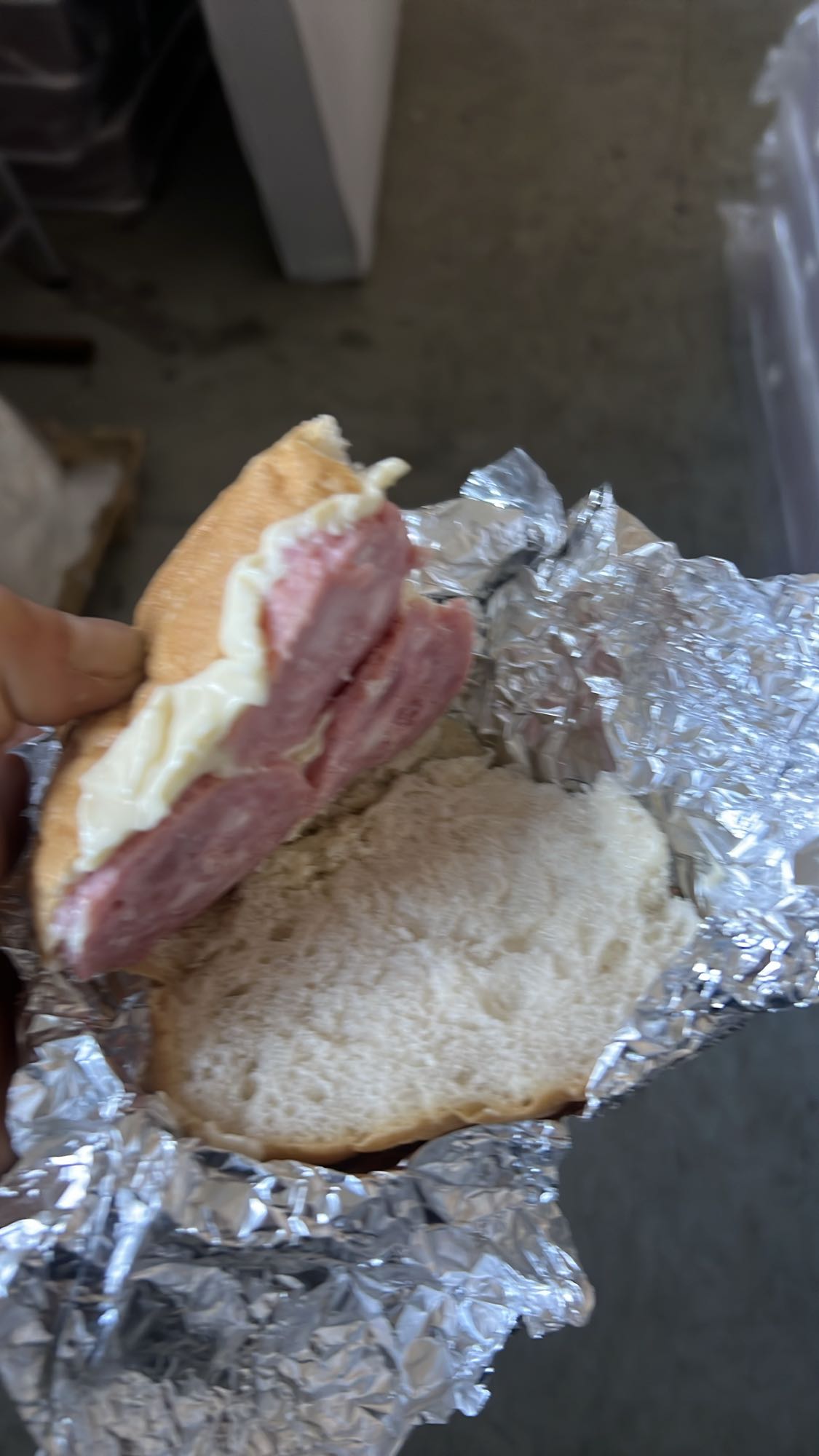 Sandviș cu crenvurști și maioneză