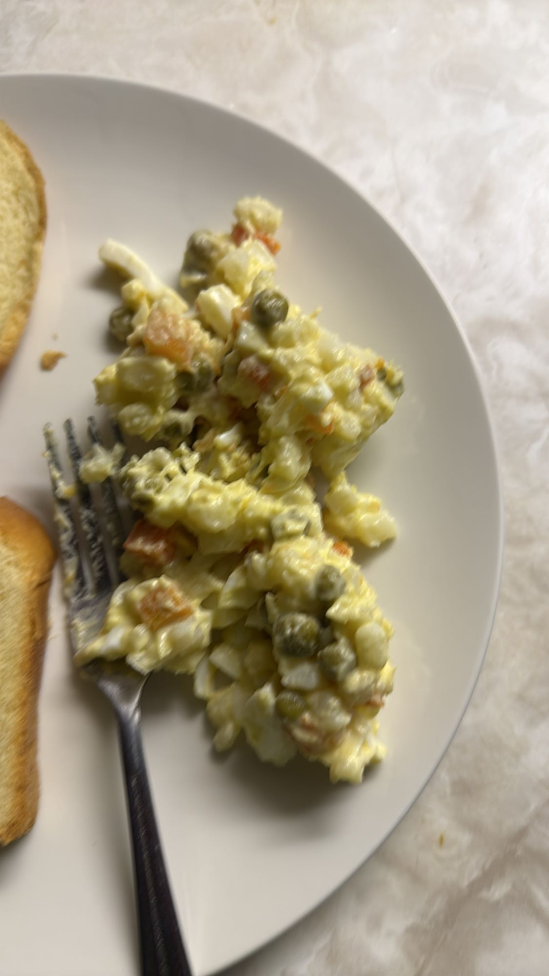 Salade russe avec pain