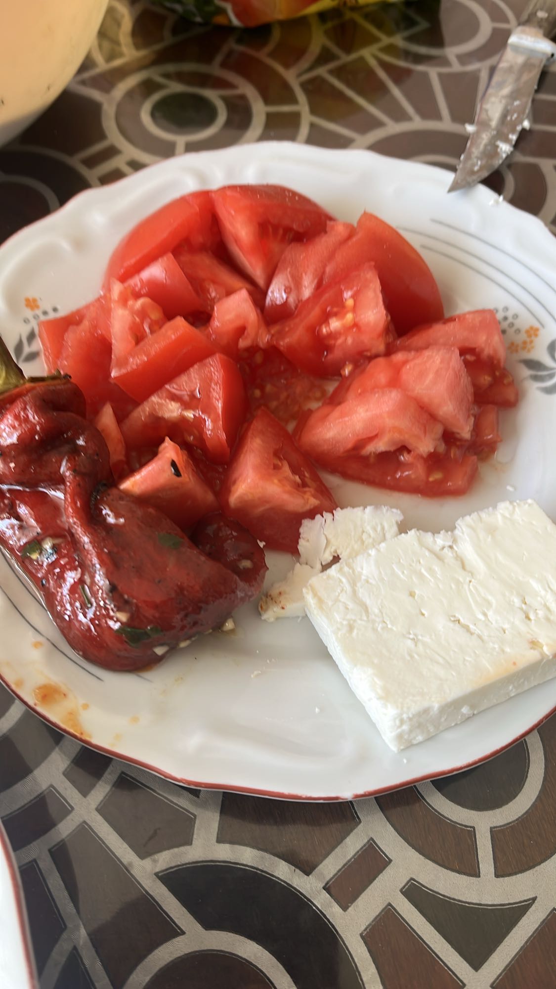 Домат, сирене и печен пипер