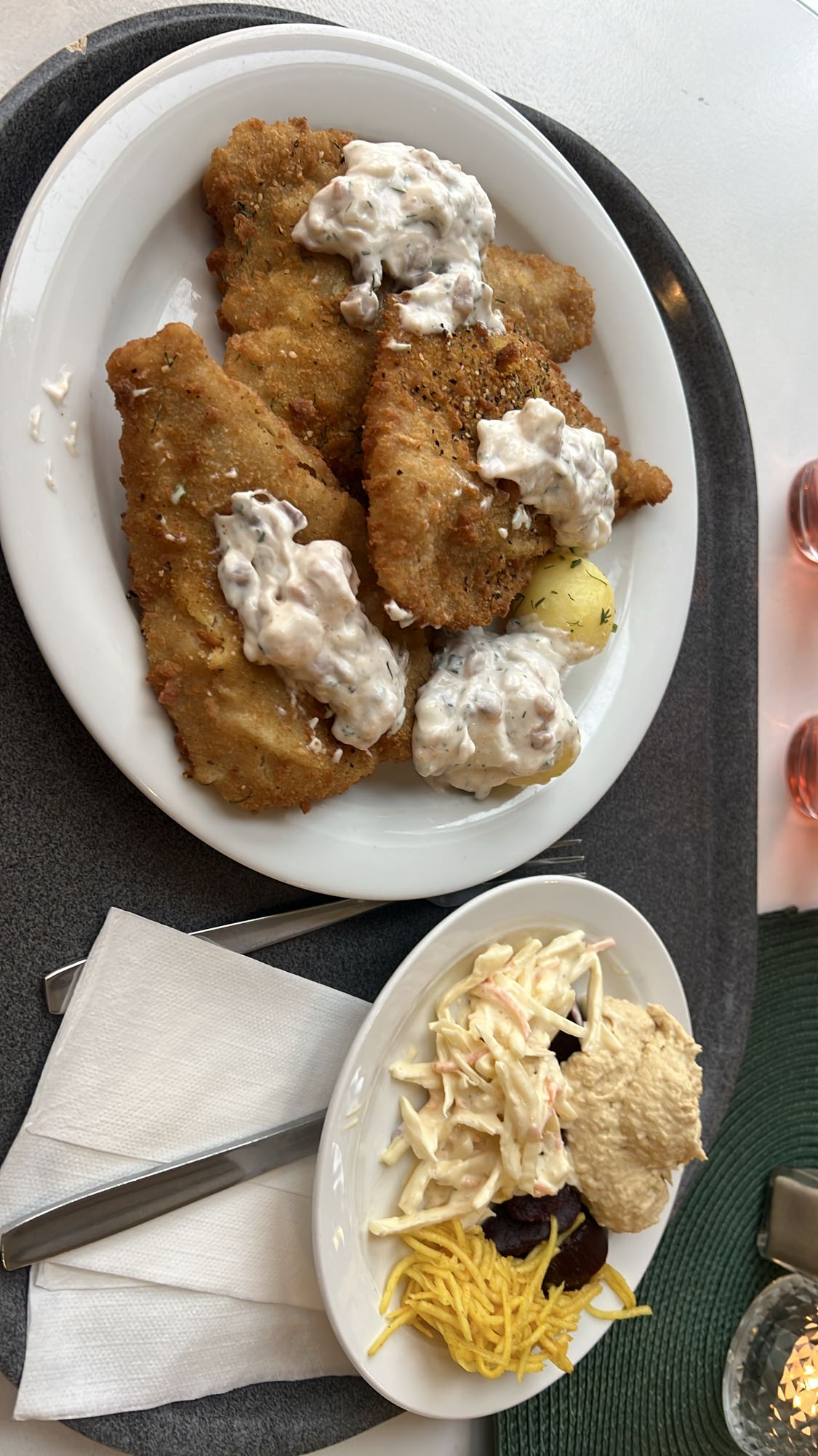 Panerad fisk med sallad