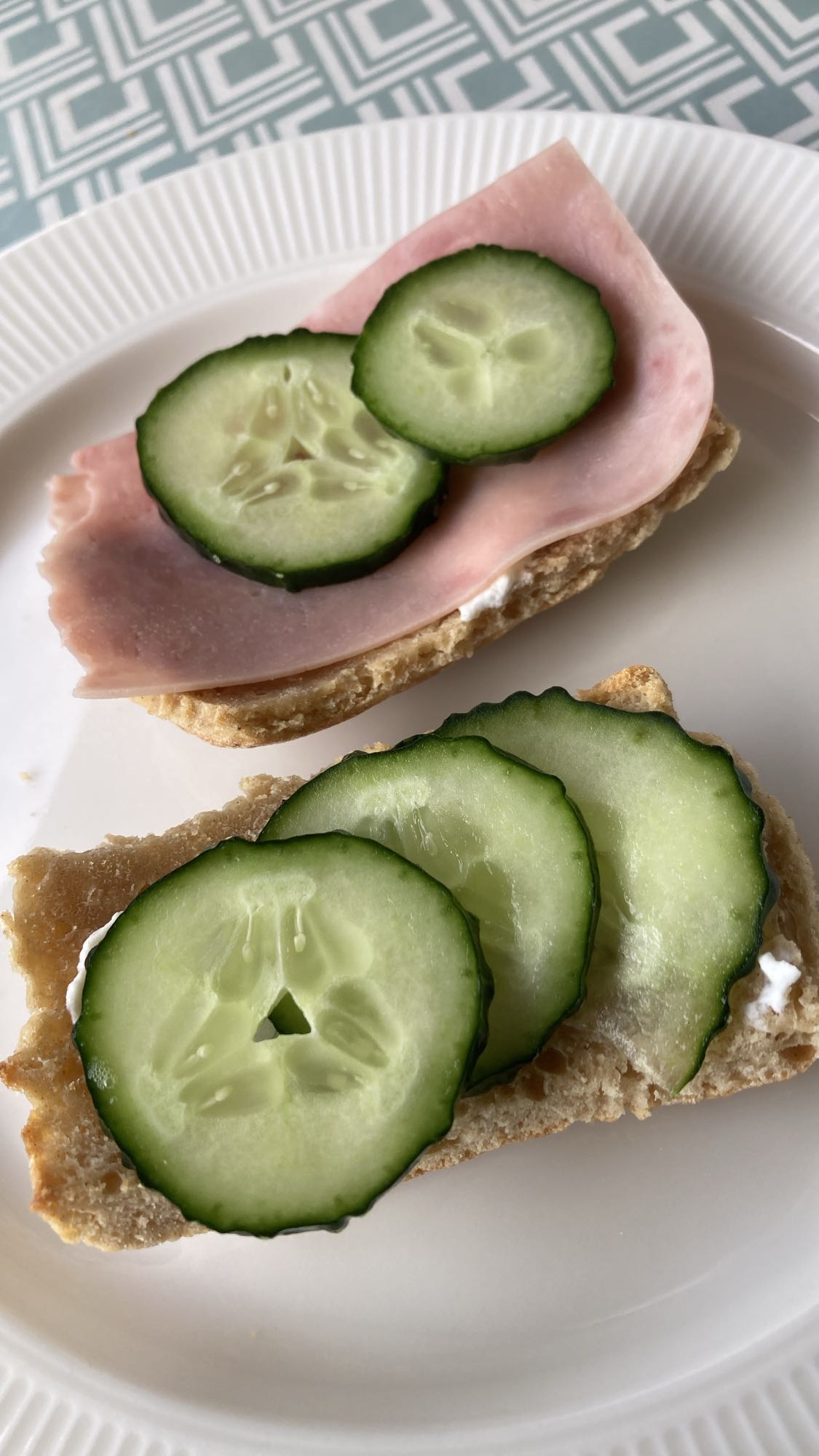 Smörgås med skinka och gurka