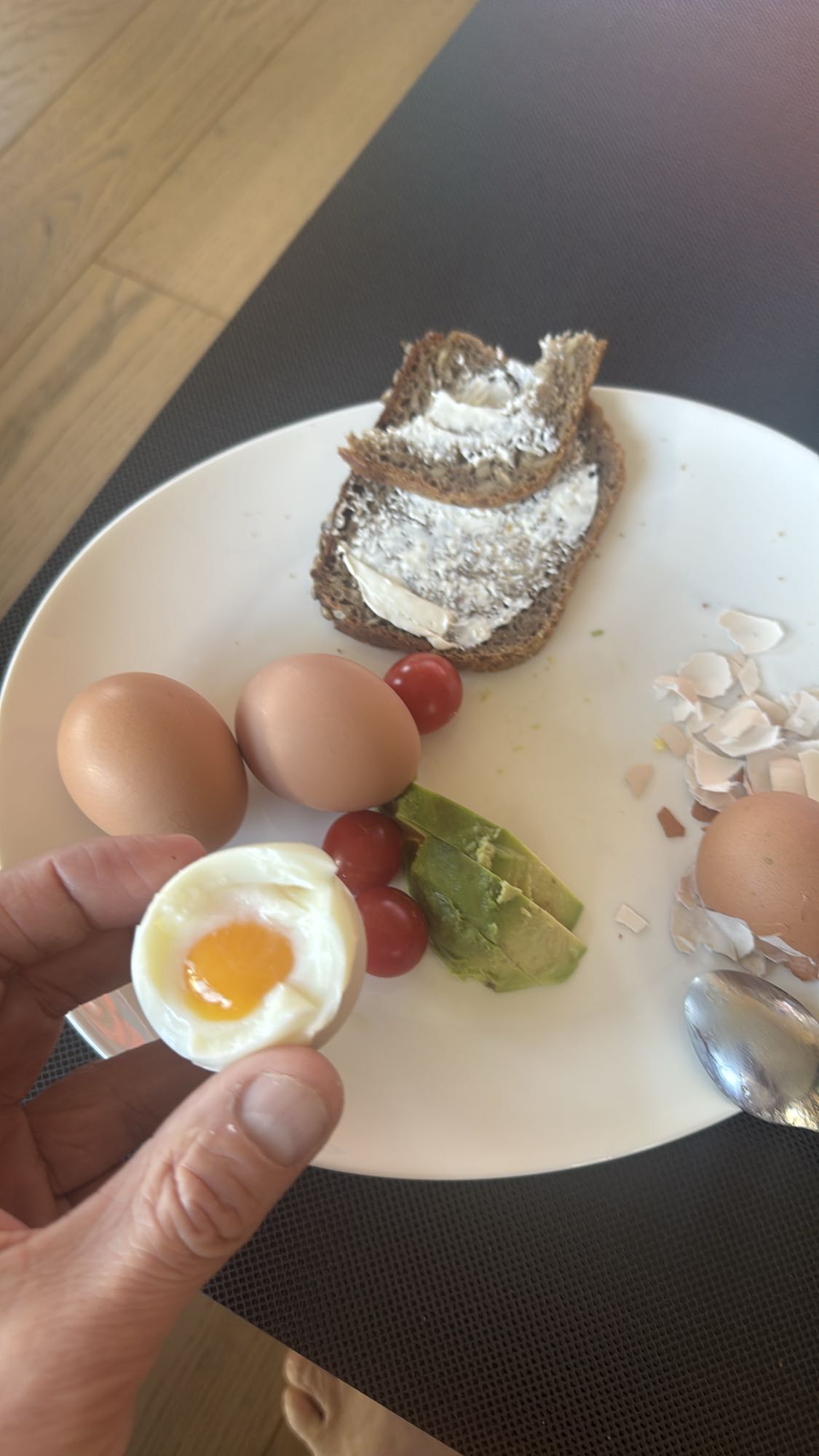 Jajka, chleb, warzywa