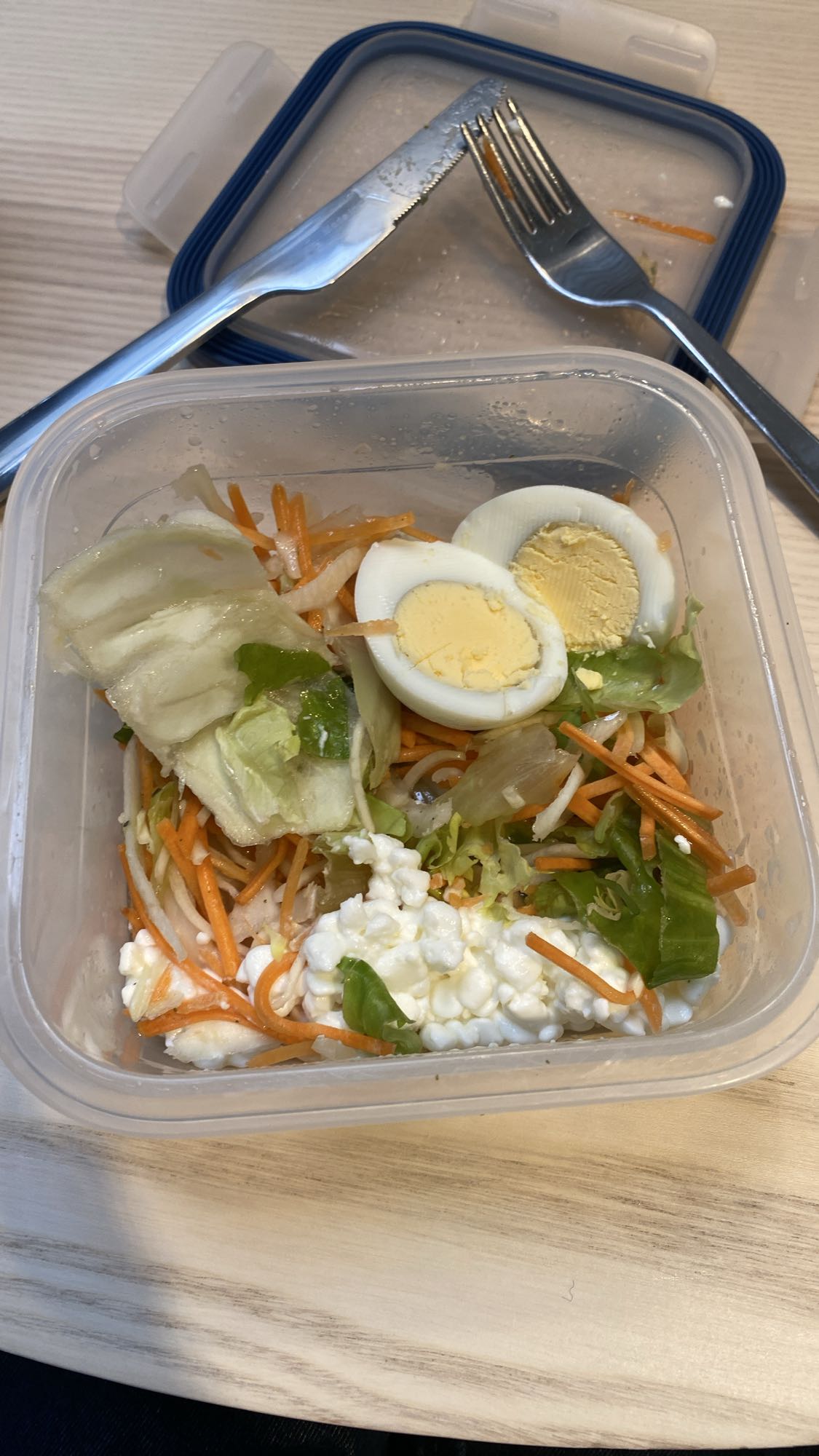Æg og hytteost salat