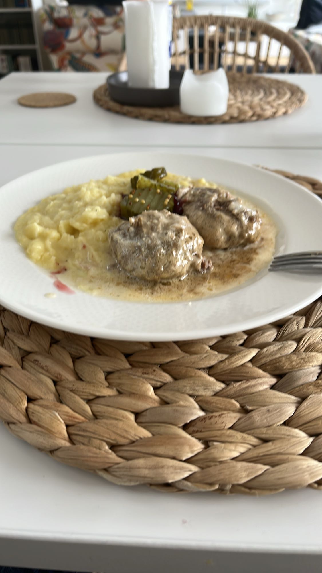 Köttbullar med mos och sås