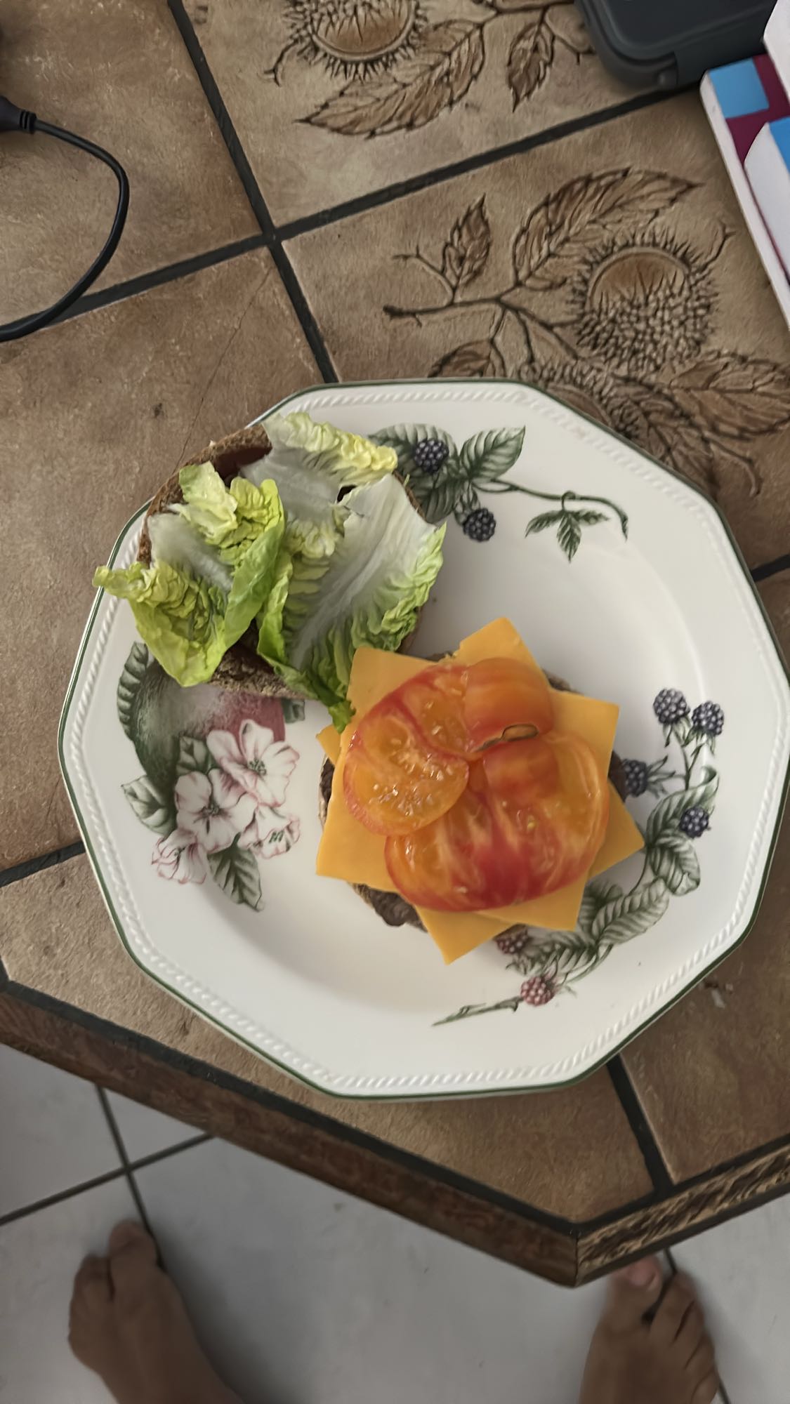 Burger au fromage et légumes