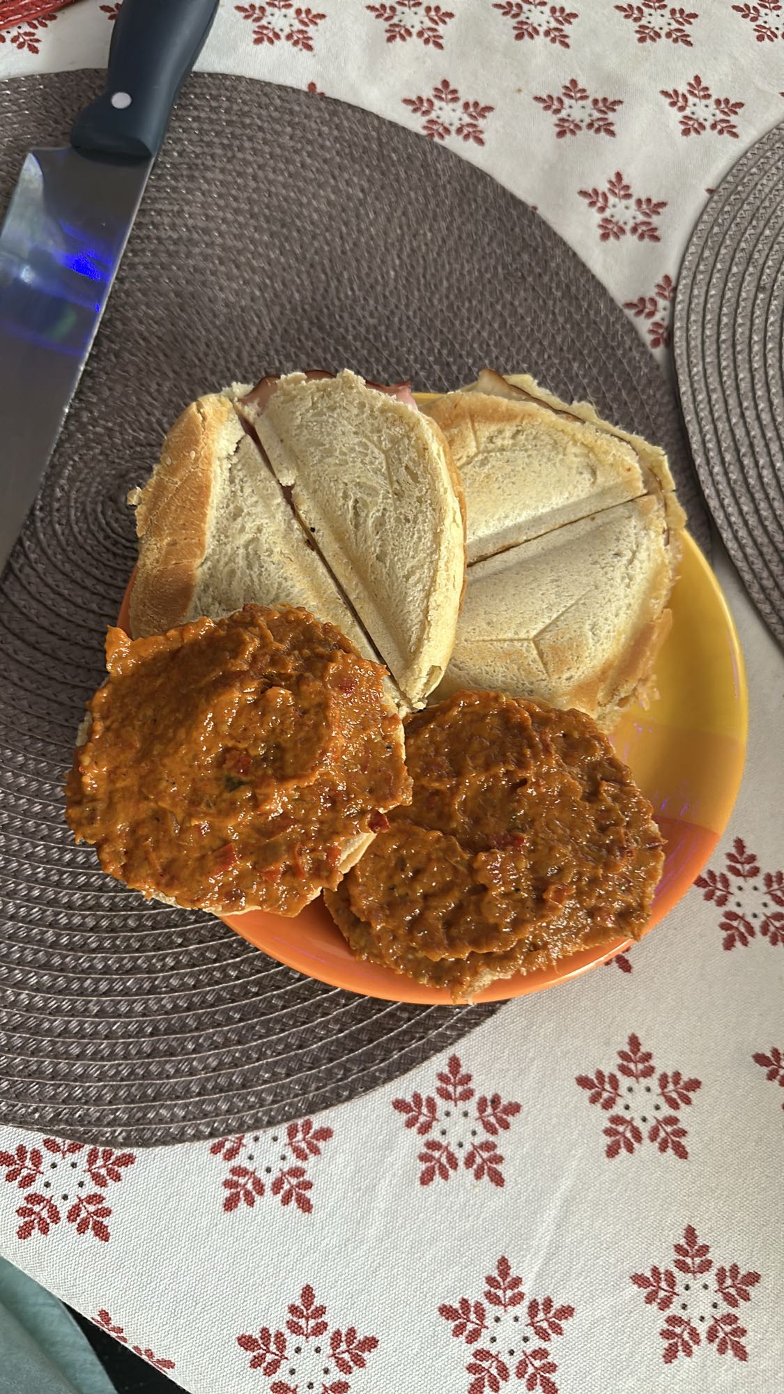 Sandviș cu zacuscă și șuncă