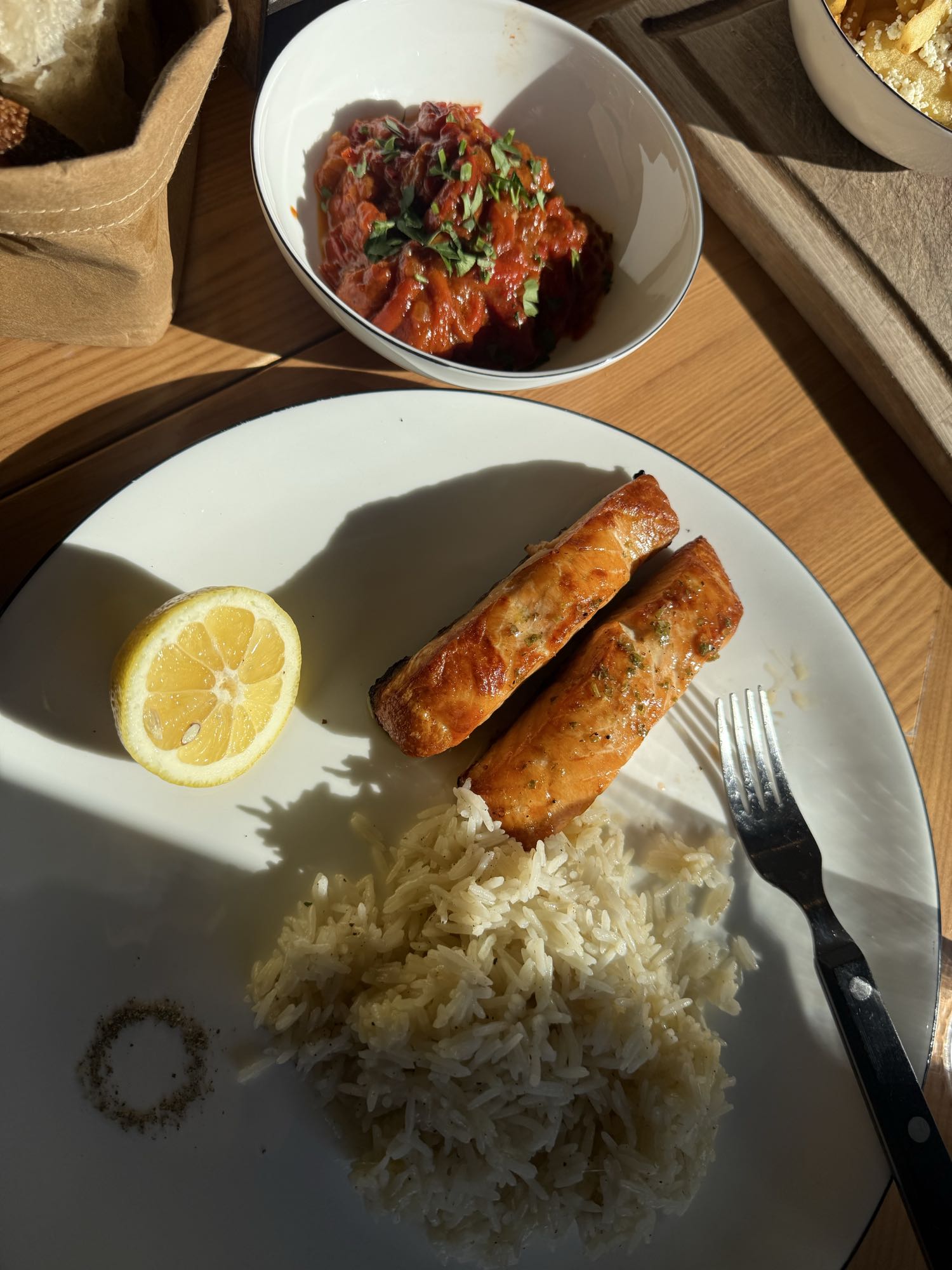 Somon cu orez și sos roșu